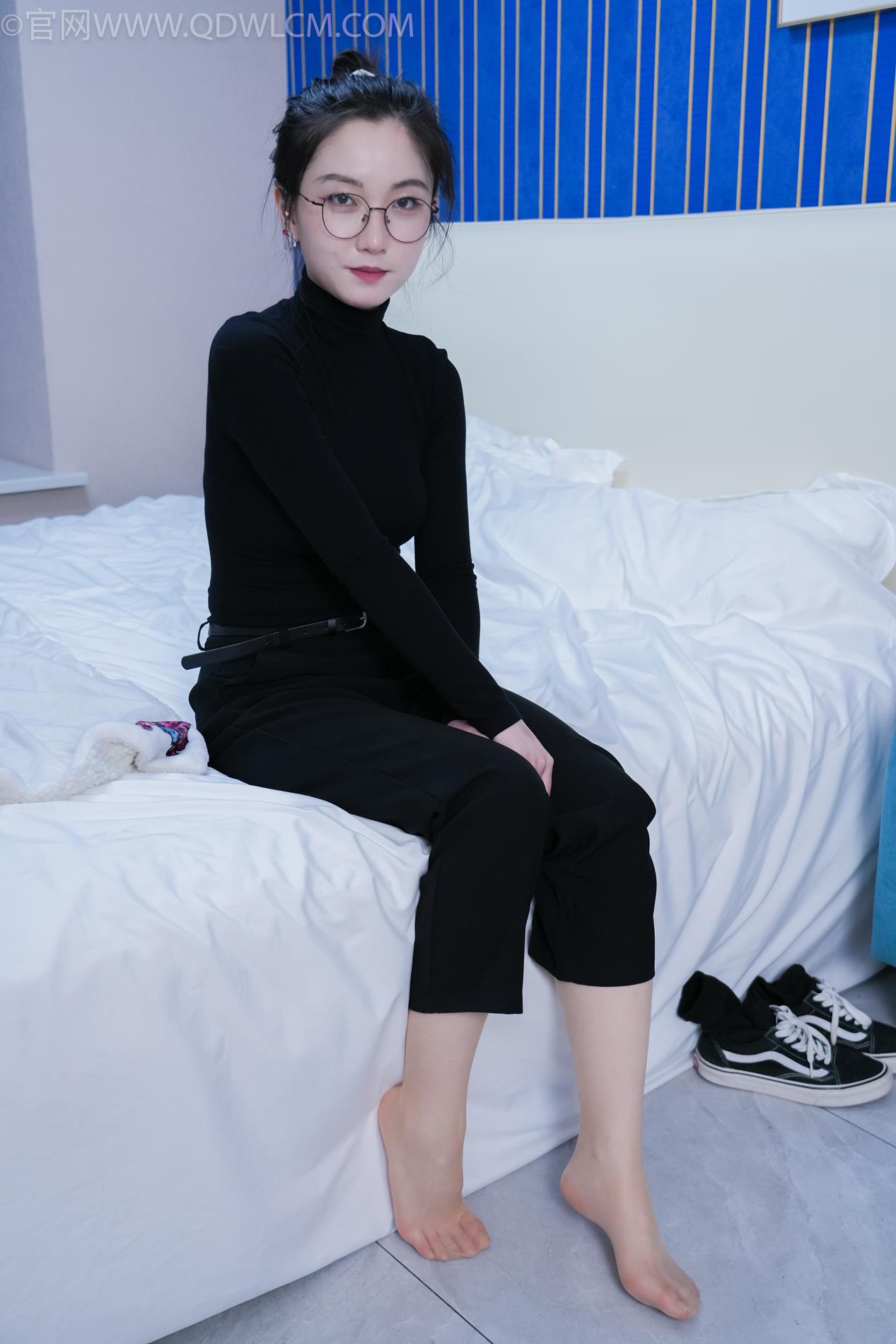 勿恋传媒2164期：川川-板鞋、黑棉袜、肉丝（脚尖透明款、裤里丝）[151P/1V/5.67G]插图6