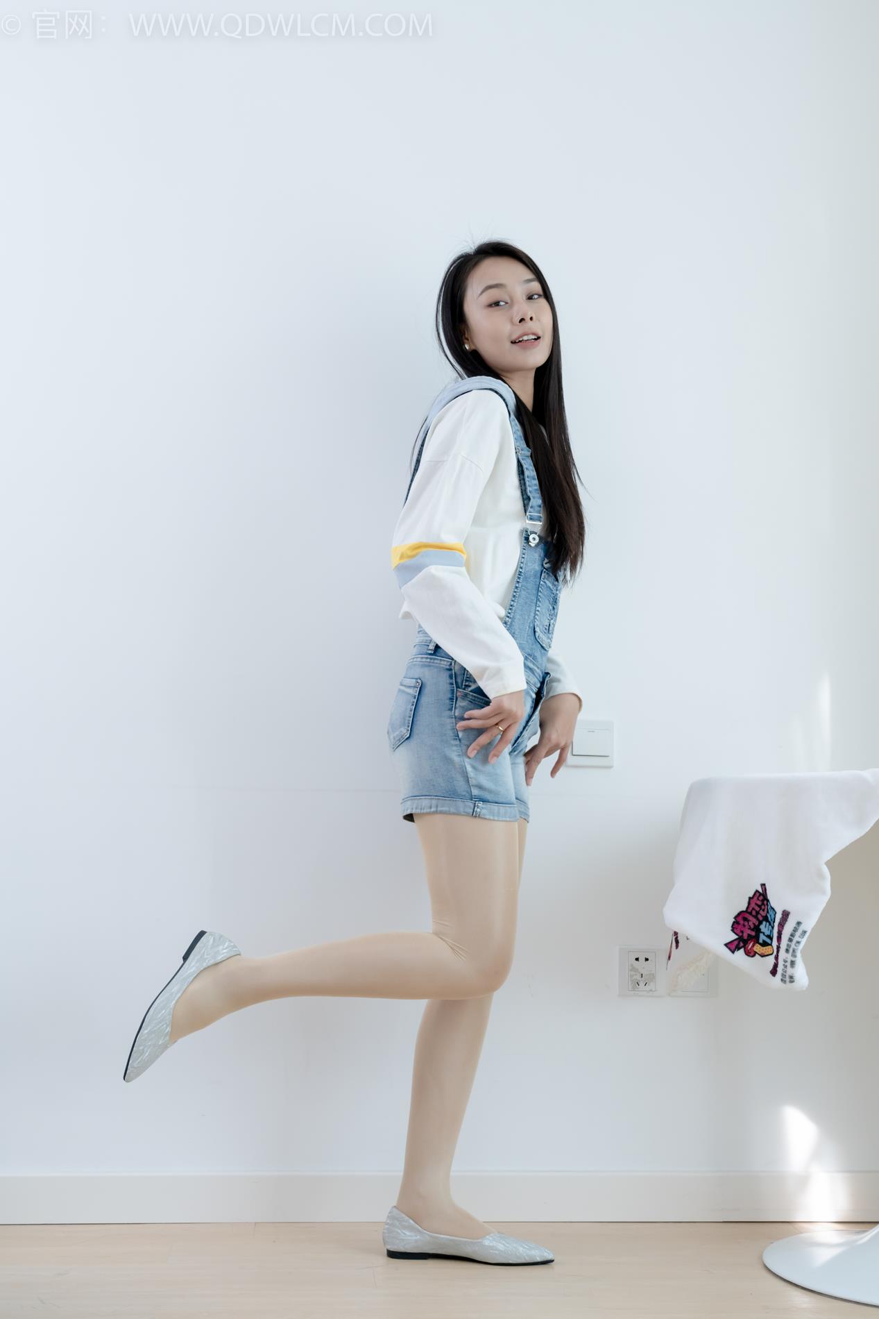 勿恋传媒2173期：岚岚-平底鞋、油亮厚肉丝、丝袜泡脚，摆盘刀叉涂抹酸奶剧情[165P/1V/5.16G]插图8