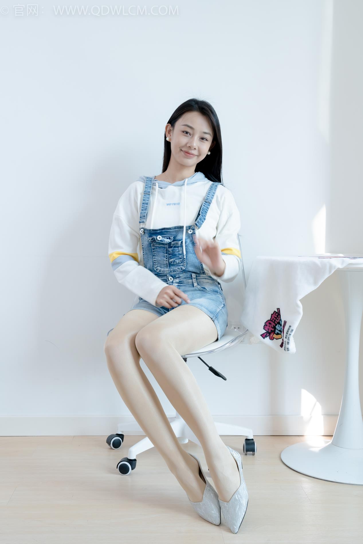 勿恋传媒2173期：岚岚-平底鞋、油亮厚肉丝、丝袜泡脚，摆盘刀叉涂抹酸奶剧情[165P/1V/5.16G]插图4