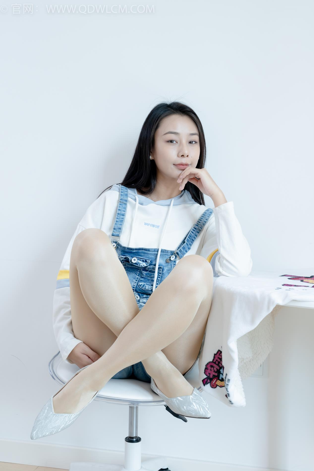 勿恋传媒2173期：岚岚-平底鞋、油亮厚肉丝、丝袜泡脚，摆盘刀叉涂抹酸奶剧情[165P/1V/5.16G]插图5