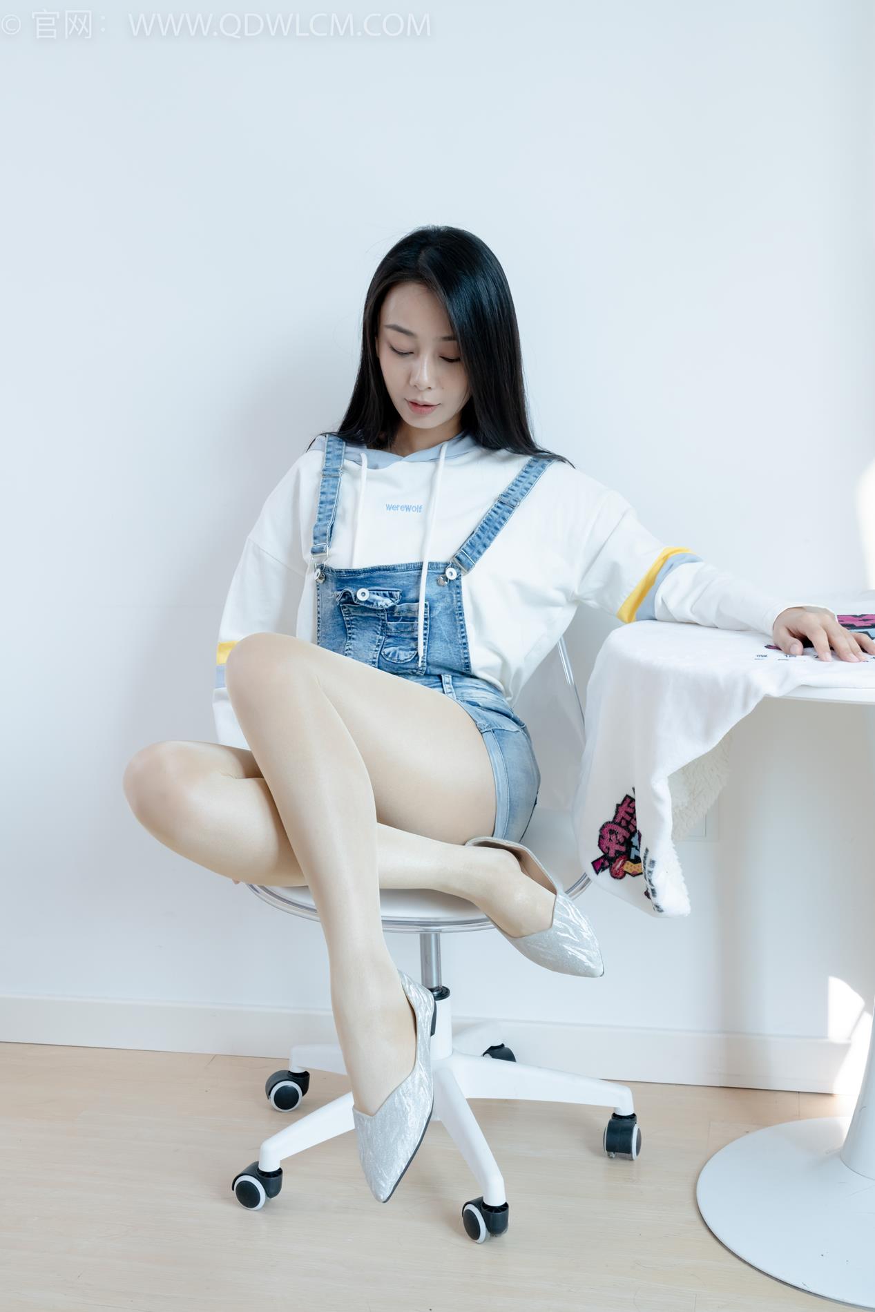 勿恋传媒2173期：岚岚-平底鞋、油亮厚肉丝、丝袜泡脚，摆盘刀叉涂抹酸奶剧情[165P/1V/5.16G]插图7