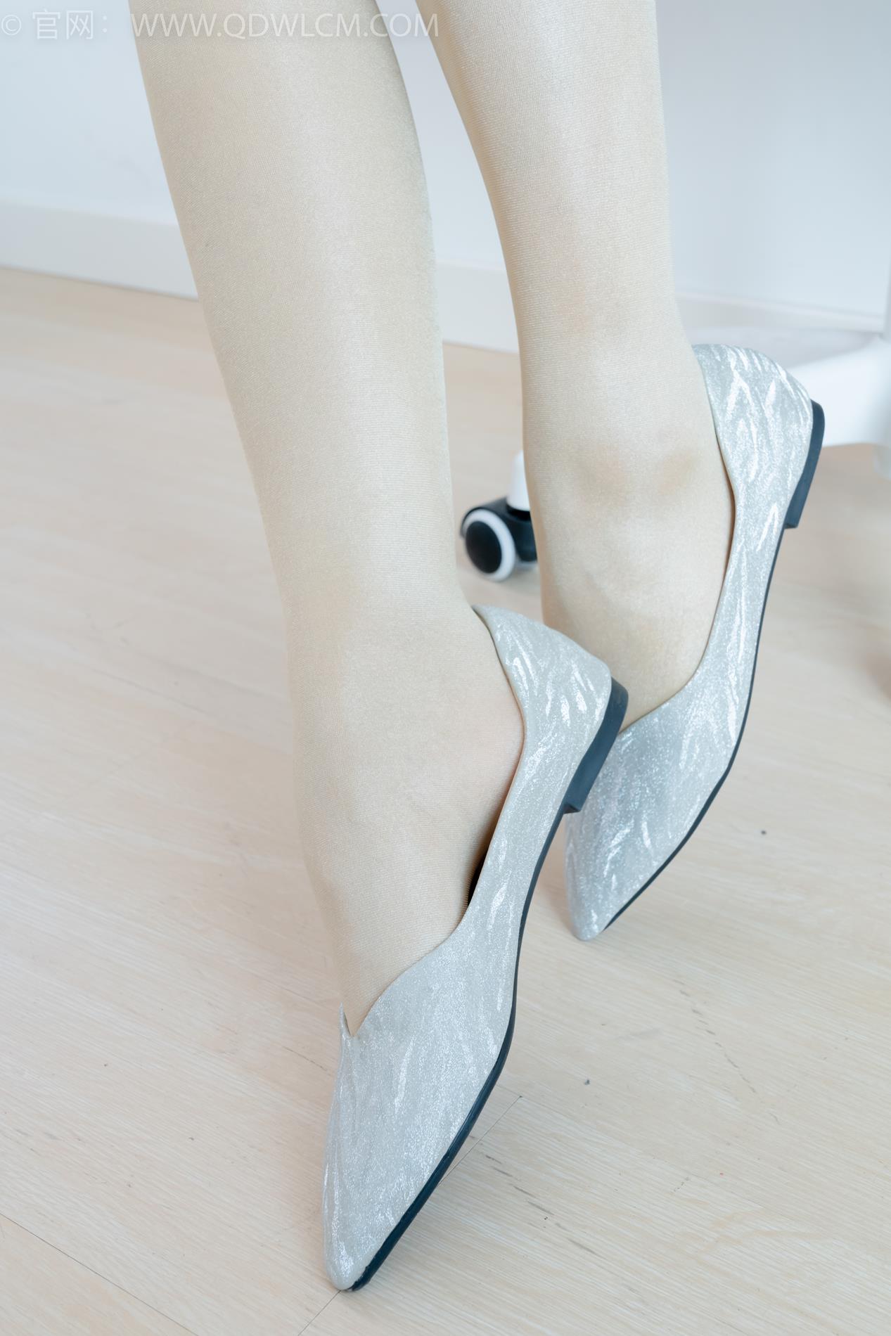 勿恋传媒2173期：岚岚-平底鞋、油亮厚肉丝、丝袜泡脚，摆盘刀叉涂抹酸奶剧情[165P/1V/5.16G]插图2