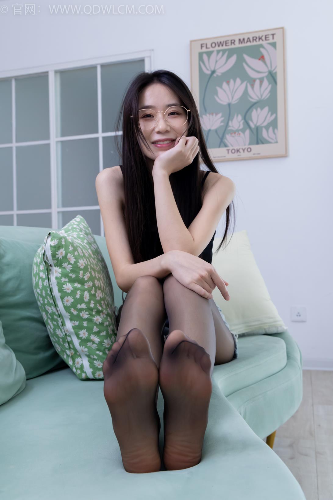 勿恋传媒2180期：菜菜-板鞋、白丝（脚尖加固款）、油亮黑丝（脚尖透明款）、裸足[200P/1V/5.5G]插图