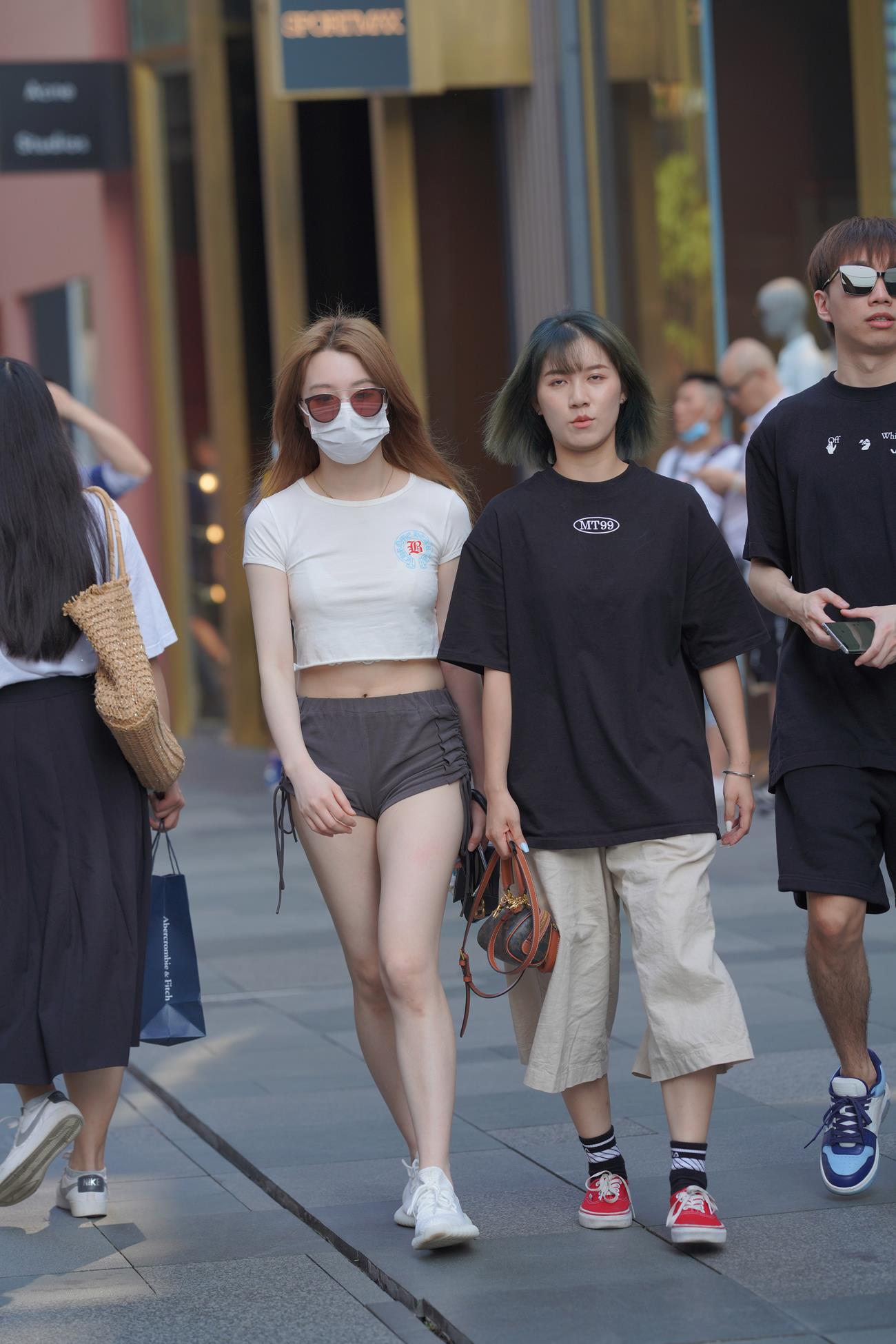 精选街拍作品 NO.4455 灰色热裤美腿柏嫩[43P/97MB]插图