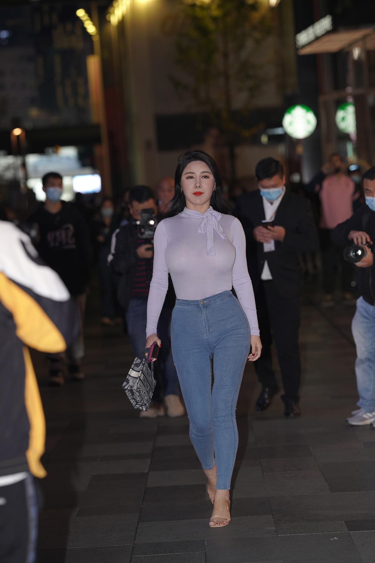 精选街拍作品 NO.4347 牛仔裤魅力好身材[240P/854MB]插图