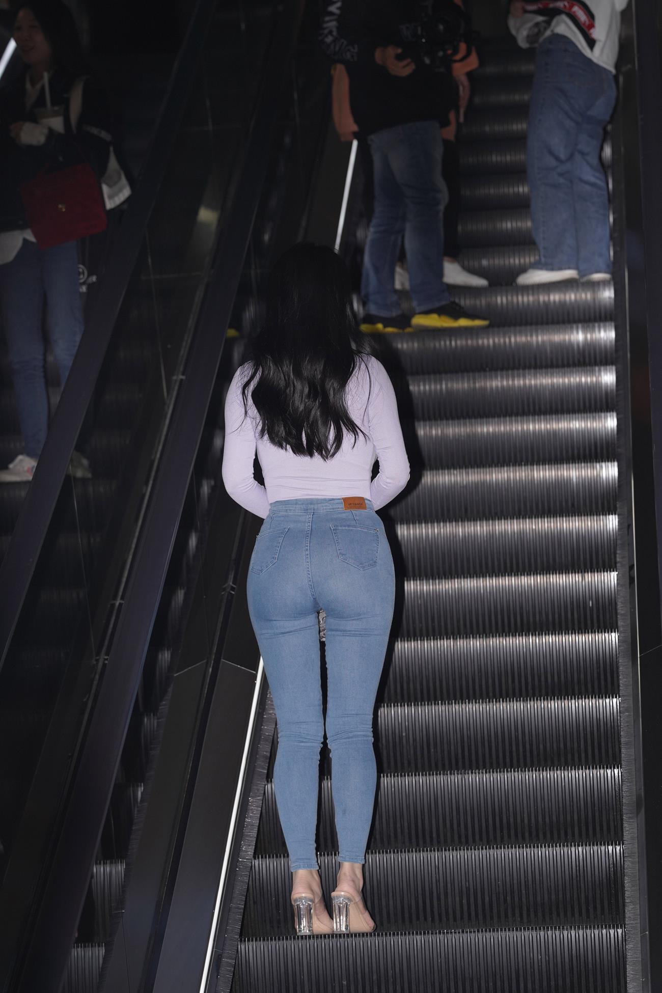 精选街拍作品 NO.4347 牛仔裤魅力好身材[240P/854MB]插图2