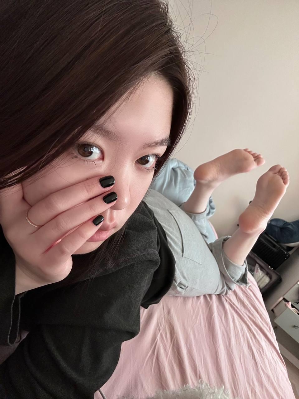 脚模面试脸足同框套路系列-087-金色指甲黑眼眶解解[11P/21V/195MB]插图3