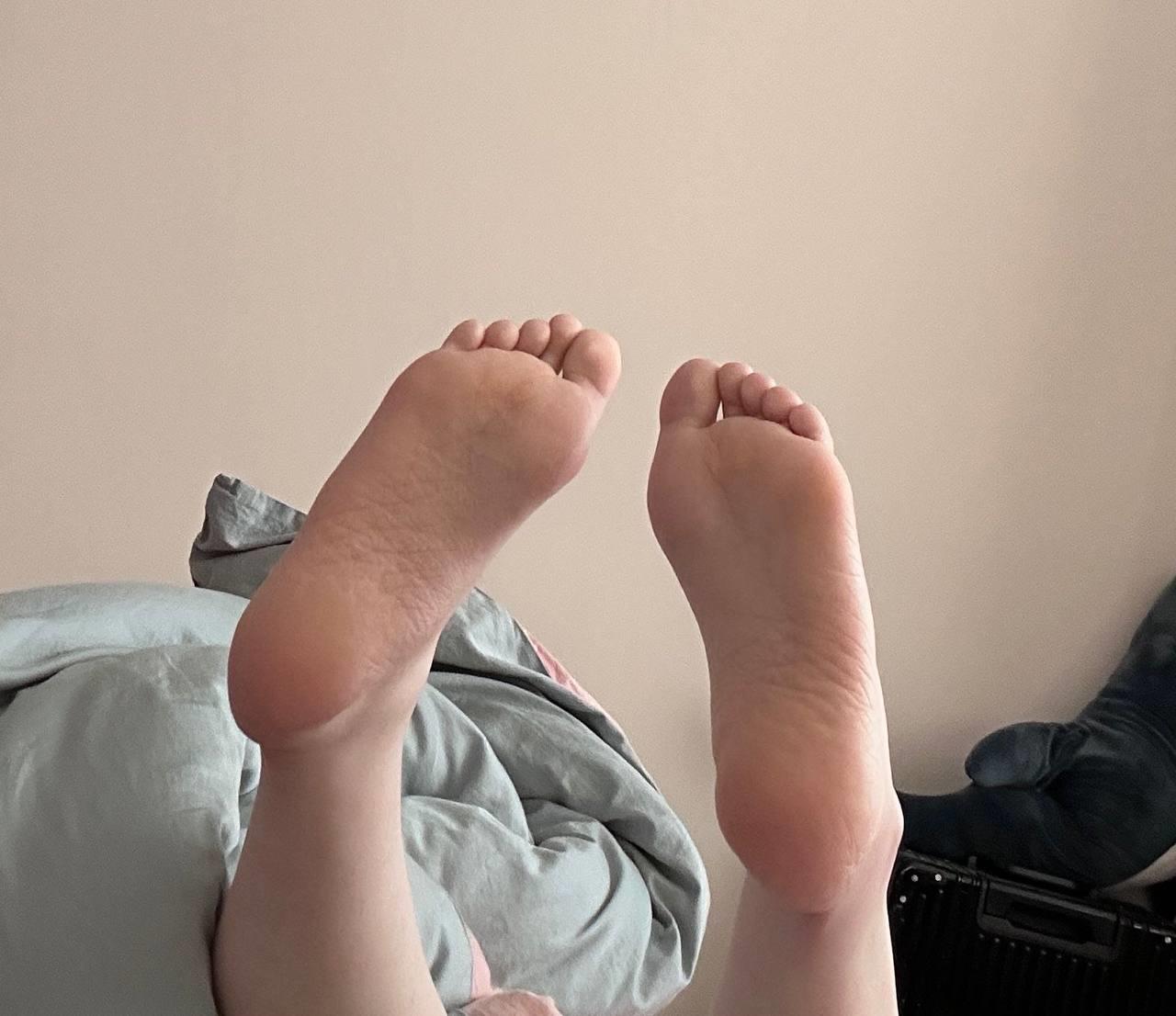 脚模面试脸足同框套路系列-087-金色指甲黑眼眶解解[11P/21V/195MB]插图