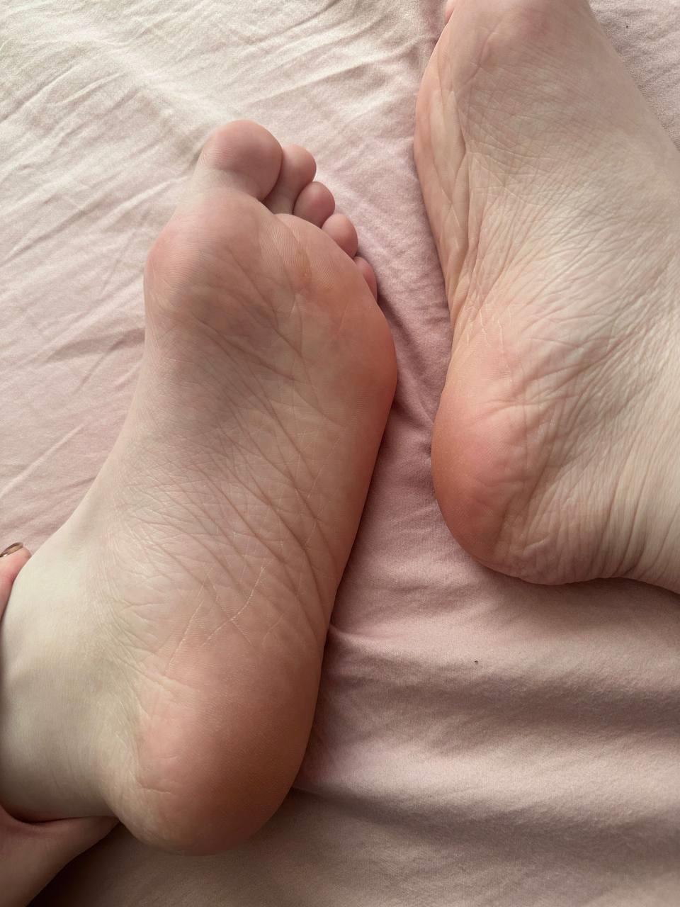 脚模面试脸足同框套路系列-087-金色指甲黑眼眶解解[11P/21V/195MB]插图1