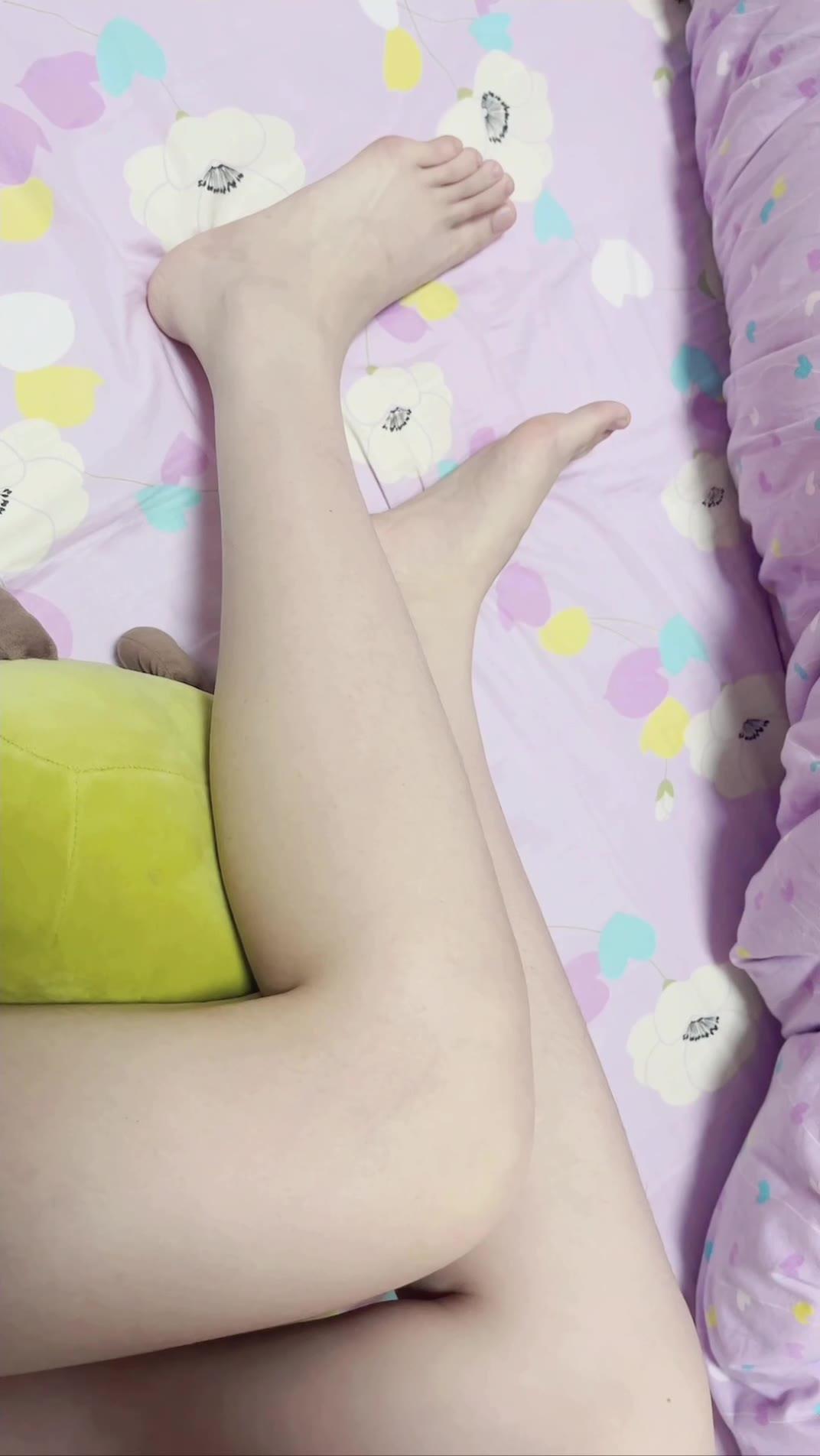 脚模面试脸足同框套路系列-103 湿湿的脚丫[89P/6V/106M]插图1