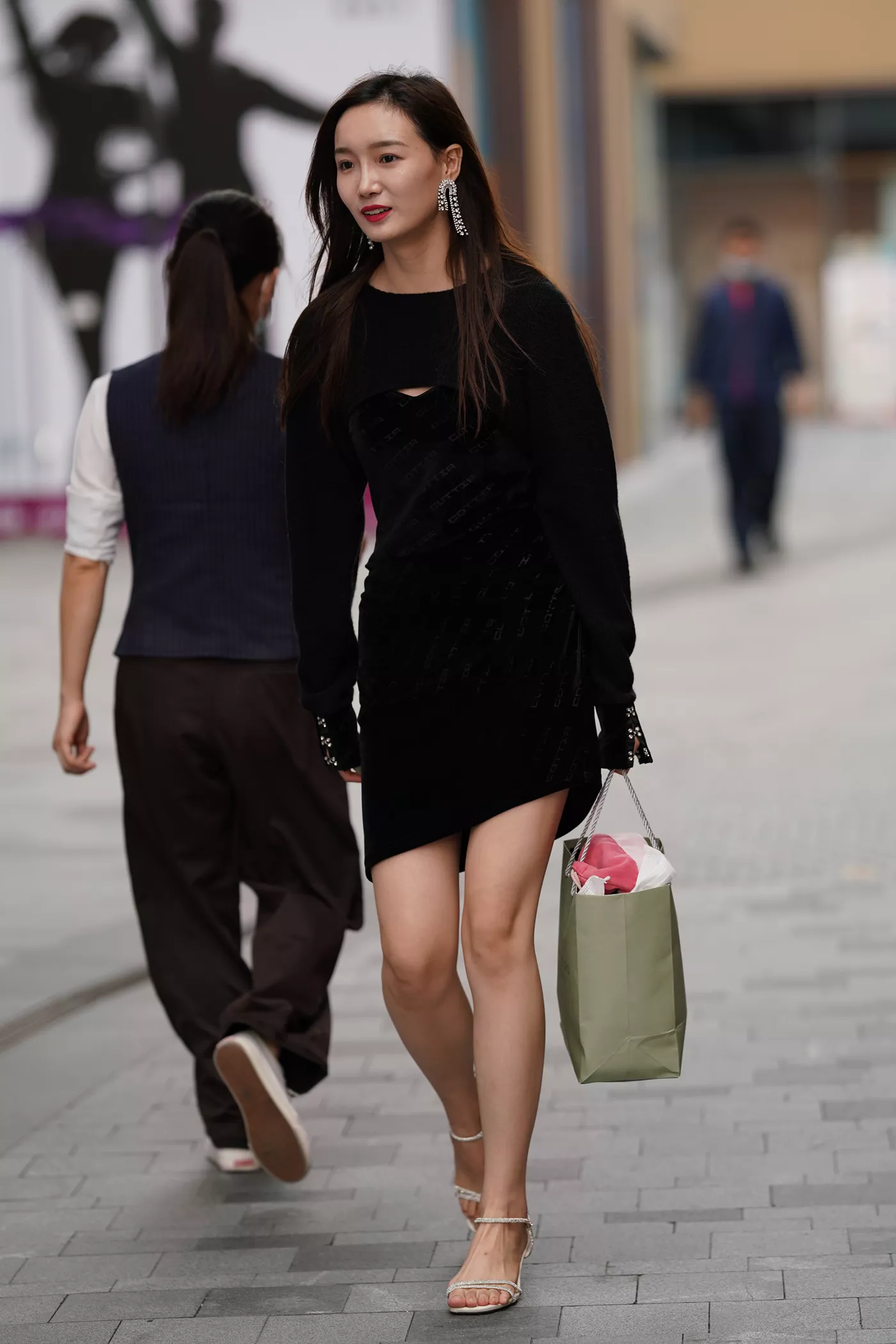 精选街拍作品 NO.4556 黑色仅身包屯裙玉姐[96P/160MB]插图