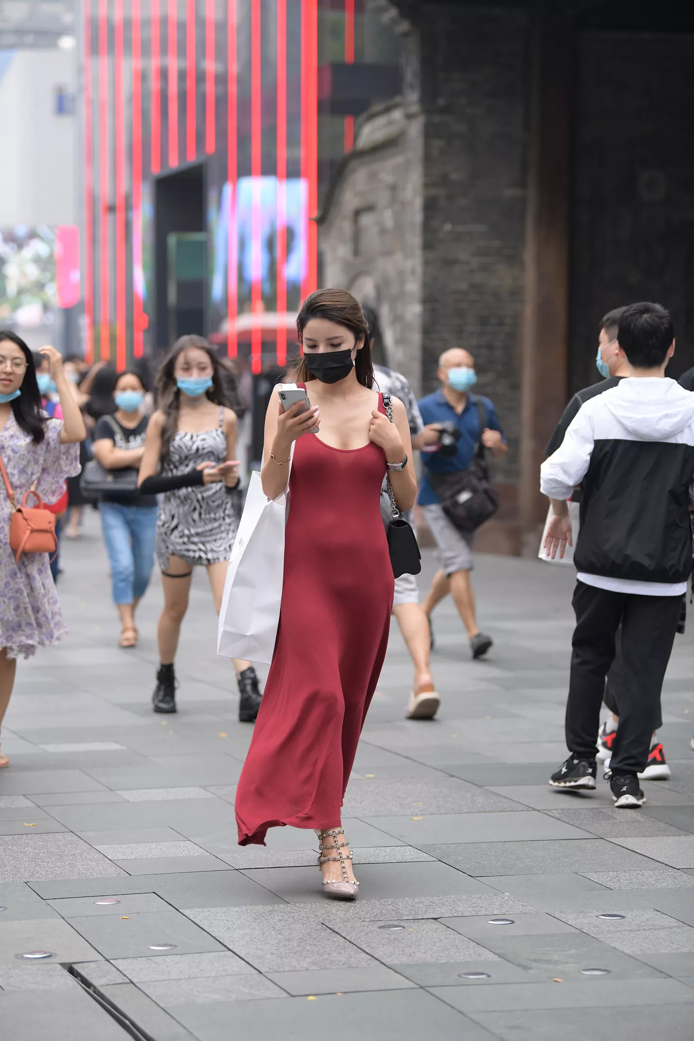 精选街拍作品 NO.4572 红色仅身包屯长裙[74P/126MB]插图