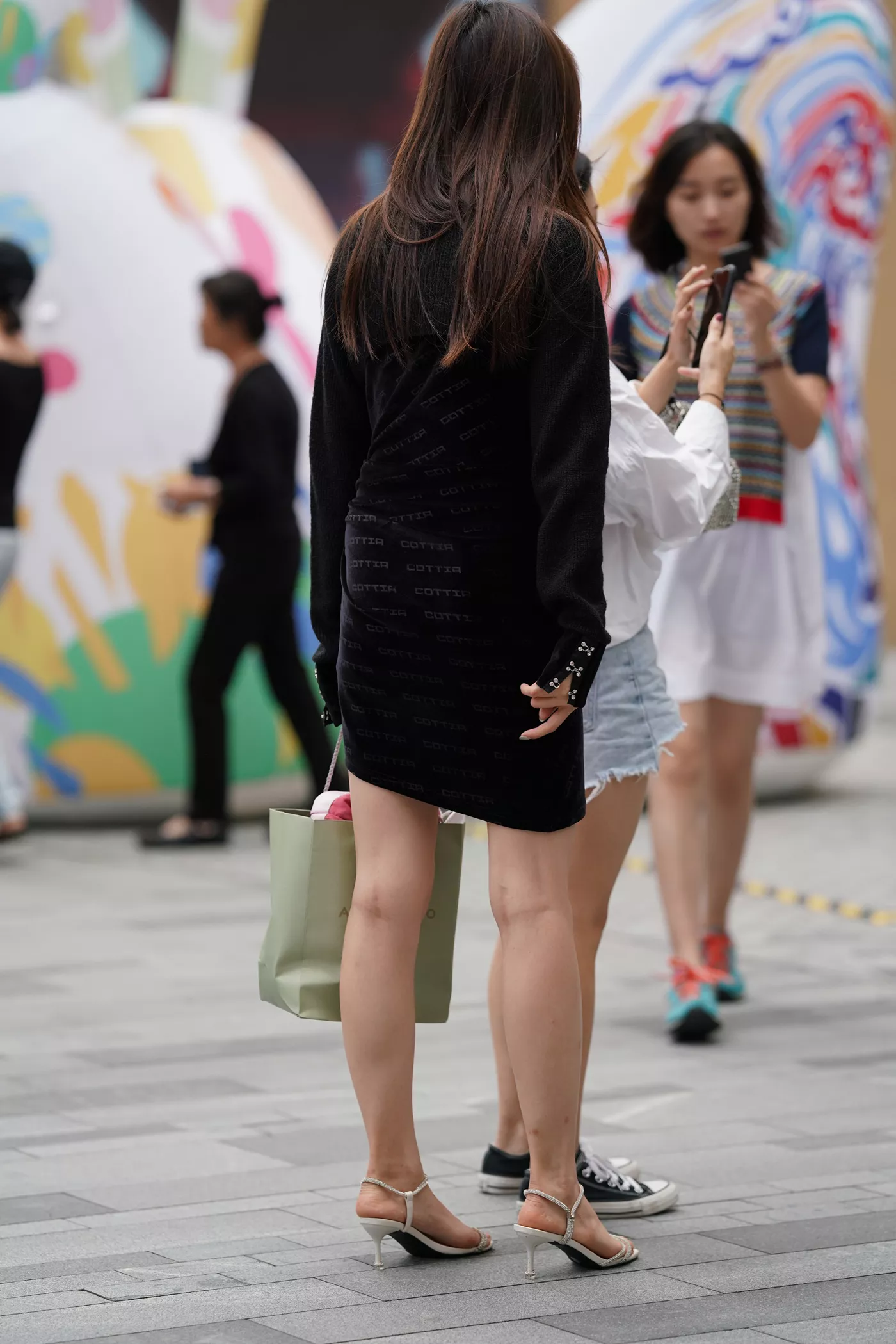 精选街拍作品 NO.4556 黑色仅身包屯裙玉姐[96P/160MB]插图1