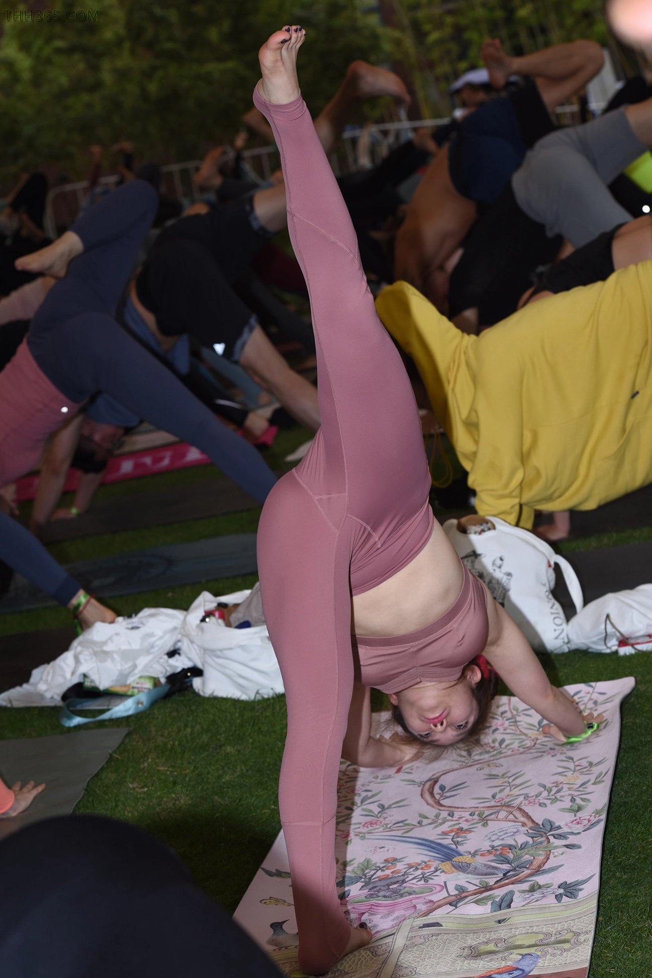 精选街拍作品 NO.4545 活力瑜伽畅想户外[90P/134MB]插图1