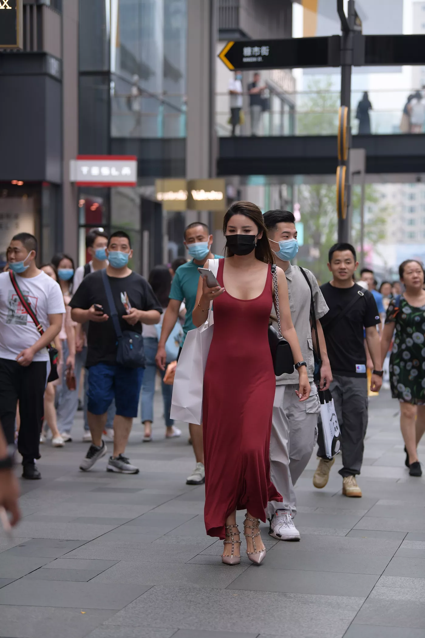 精选街拍作品 NO.4572 红色仅身包屯长裙[74P/126MB]插图2