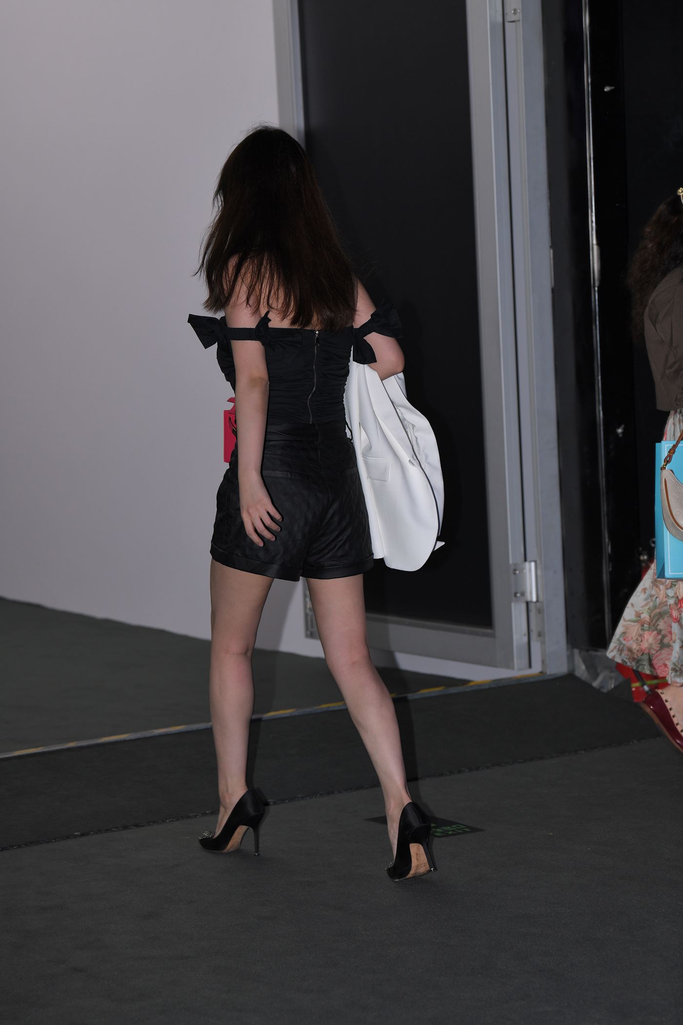 精选街拍作品 NO.4844 黑色皮短裤黑白搭配[149P/342MB]插图