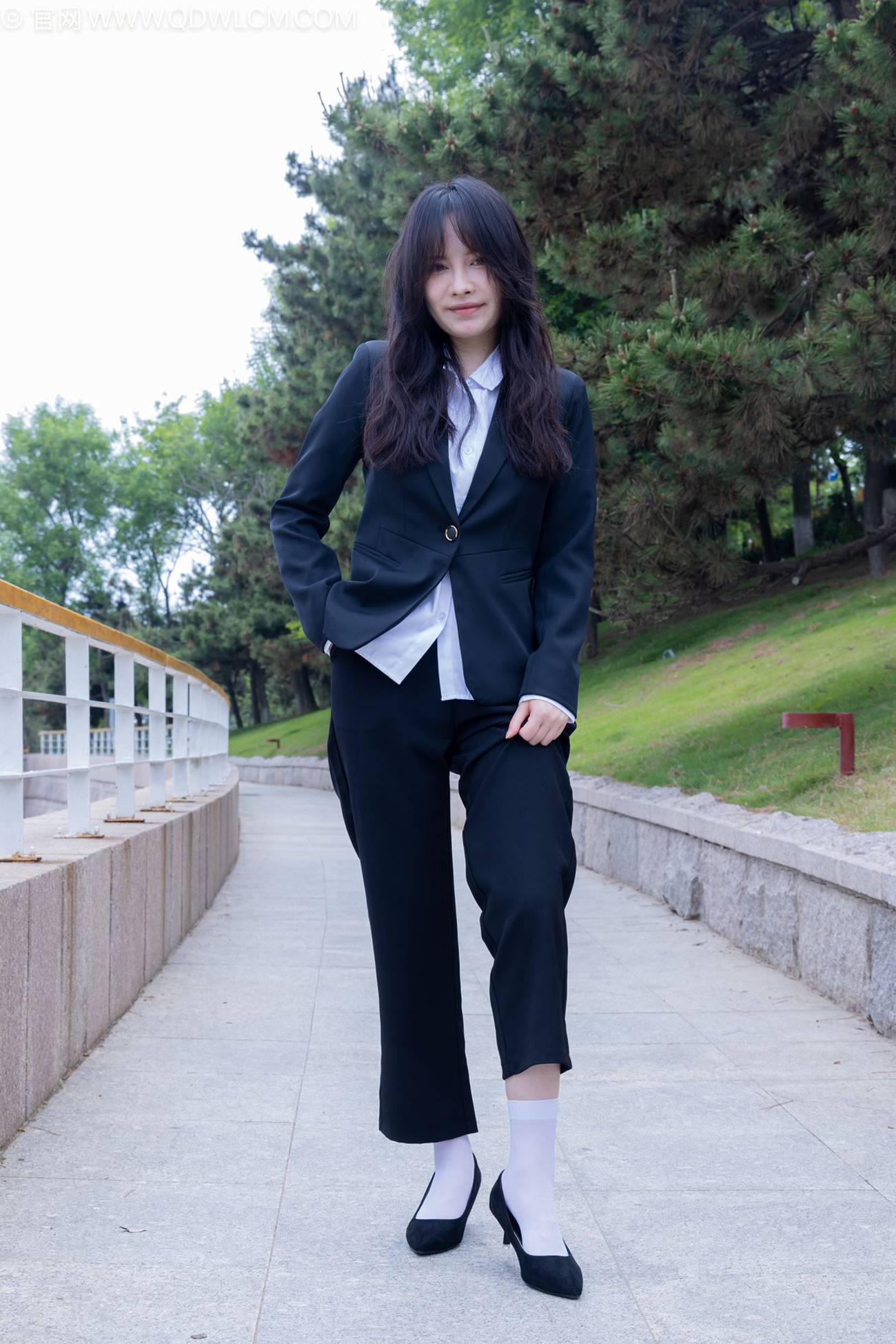 勿恋传媒 NO.2238 小酒-高跟鞋、短白丝、ol至服户外[230P/1V/6.93GB]插图3