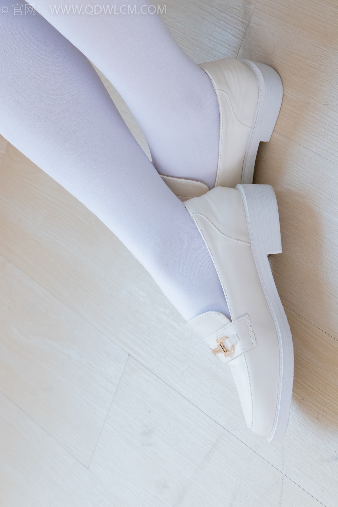 勿恋传媒 NO.2246 美兔-皮鞋、厚白丝、皮筋绑脚老头乐挠脚剧情[150P/1V/4.32GB]插图2