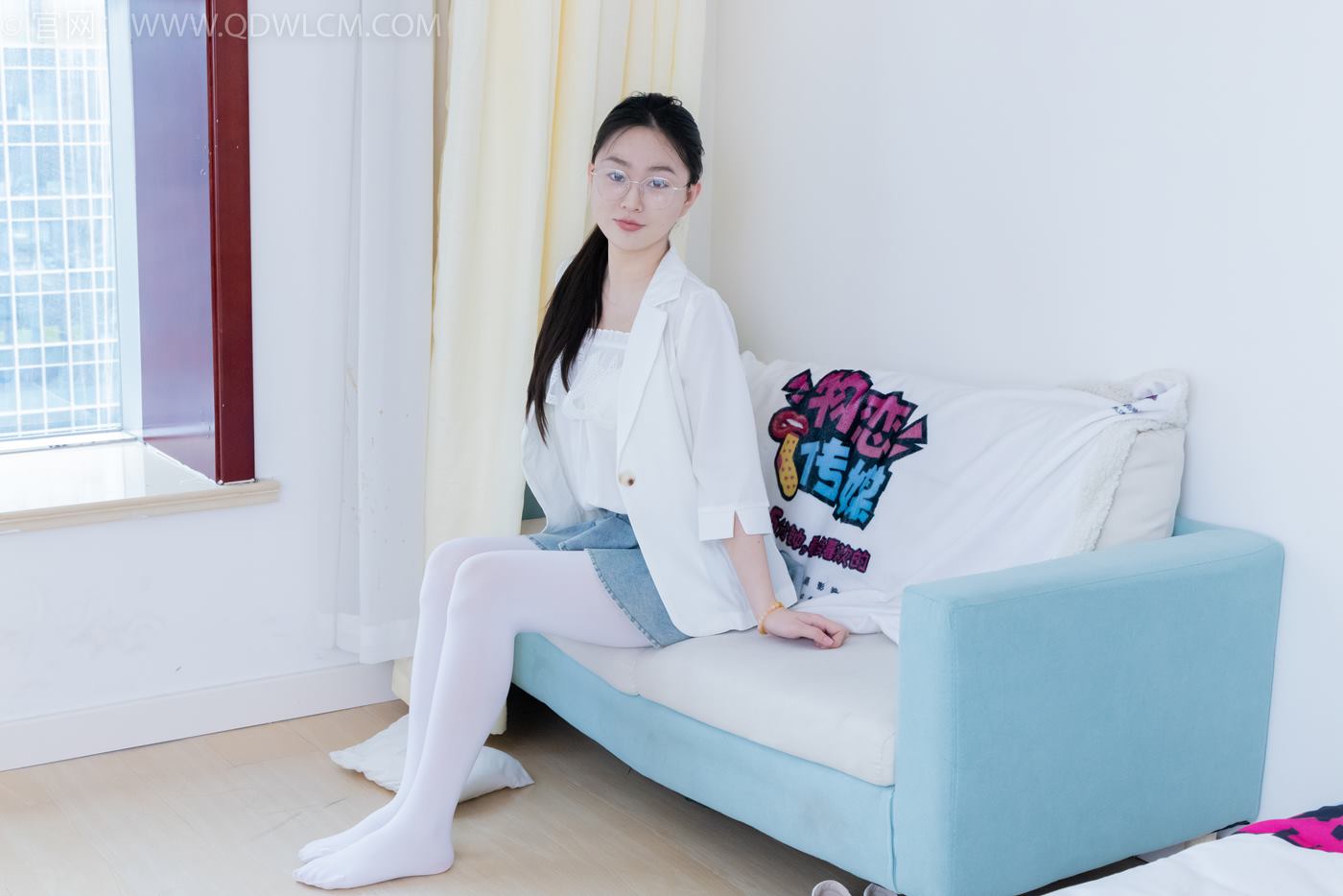 勿恋传媒 NO.2246 美兔-皮鞋、厚白丝、皮筋绑脚老头乐挠脚剧情[150P/1V/4.32GB]插图3