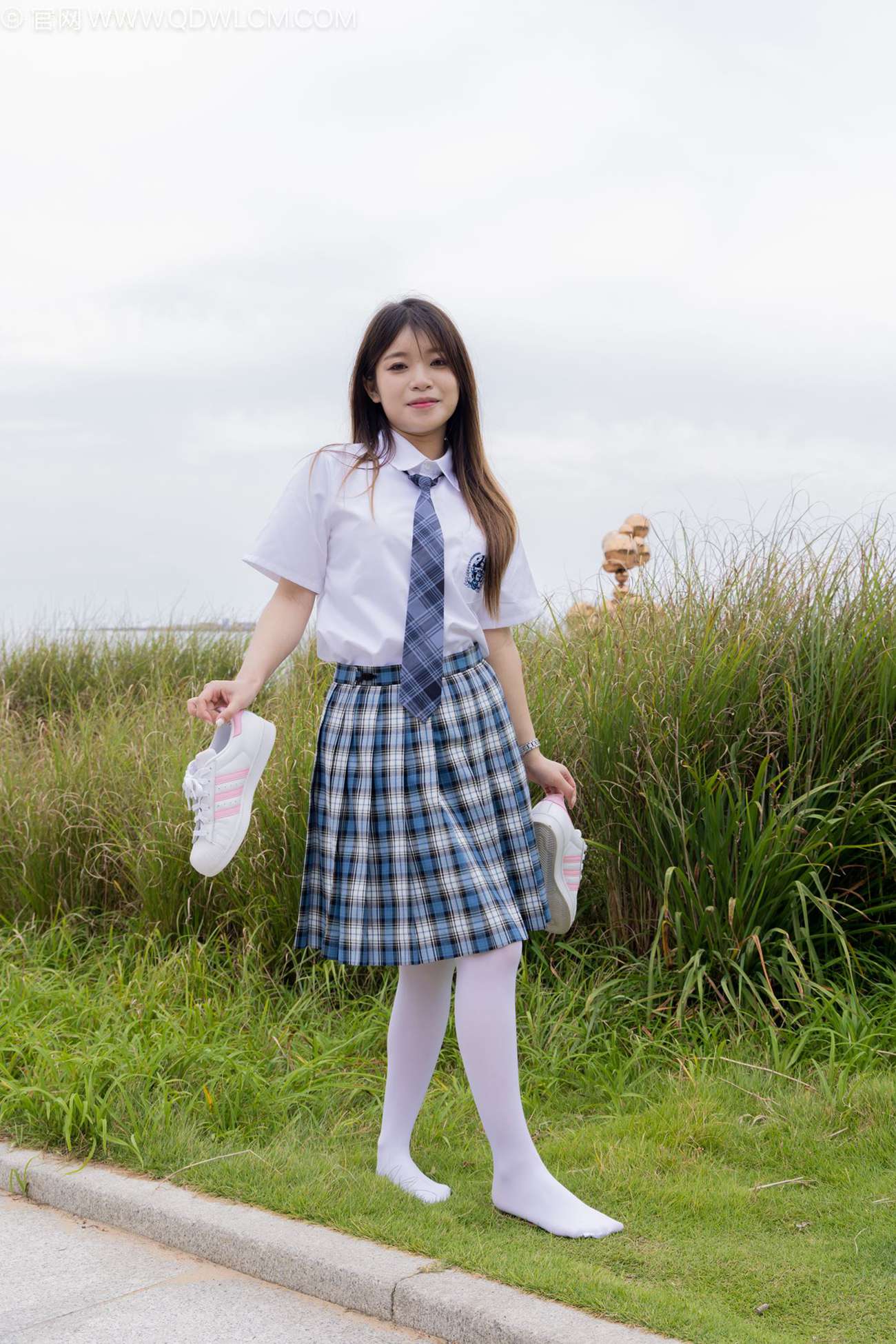 勿恋传媒 NO.2242 闪闪-板鞋、厚白丝、户外草地公园沙滩脱鞋丝袜走路剧情[155P/1V/7.73GB]插图3