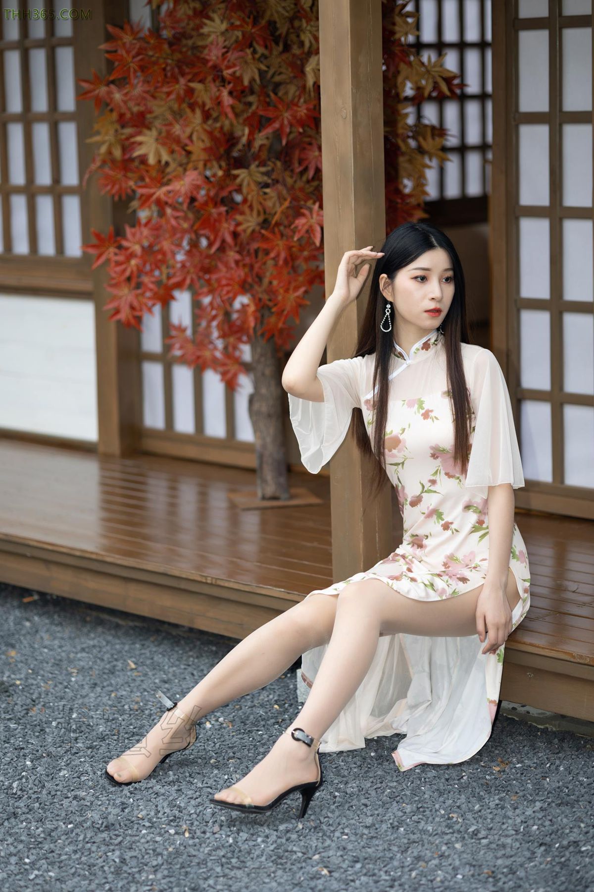 [尤蜜丝]穿搭写真 NO.146[35P/1V/0.98GB]插图1