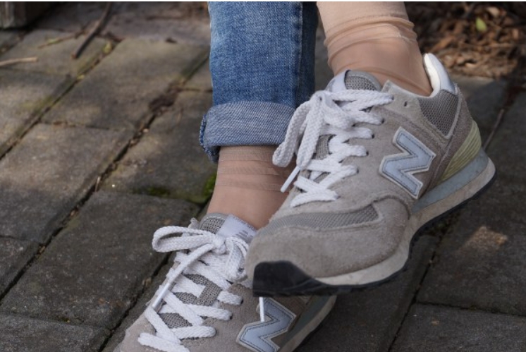 原创丝族视频出品 #校园#短肉丝#运动鞋#脚脱袜[1V/1.73G]插图2