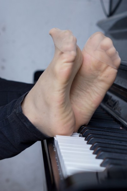 原创丝族视频出品 音乐系镁钕雯雯教你用脚丫弹琴[1V/1.39]插图1