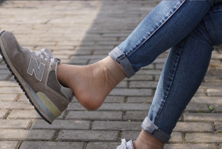 原创丝族视频出品 #校园#短肉丝#运动鞋#脚脱袜[1V/1.73G]插图1