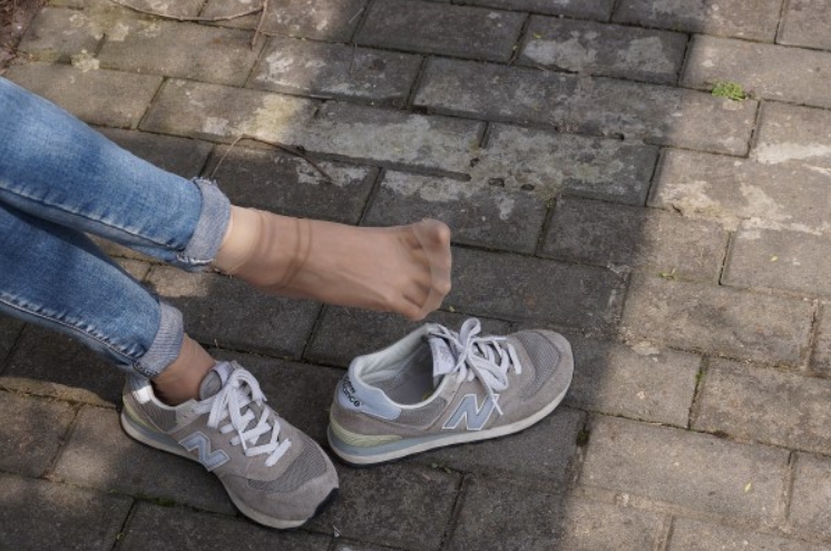 原创丝族视频出品 #校园#短肉丝#运动鞋#脚脱袜[1V/1.73G]插图4