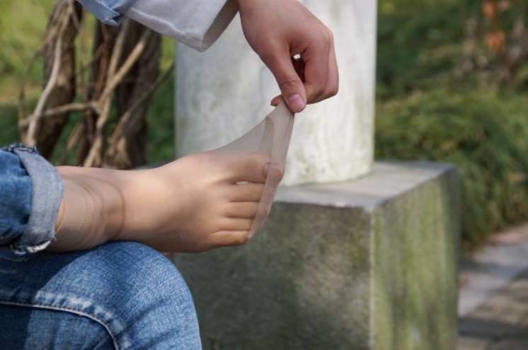 原创丝族视频出品 #校园#短肉丝#运动鞋#脚脱袜[1V/1.73G]插图