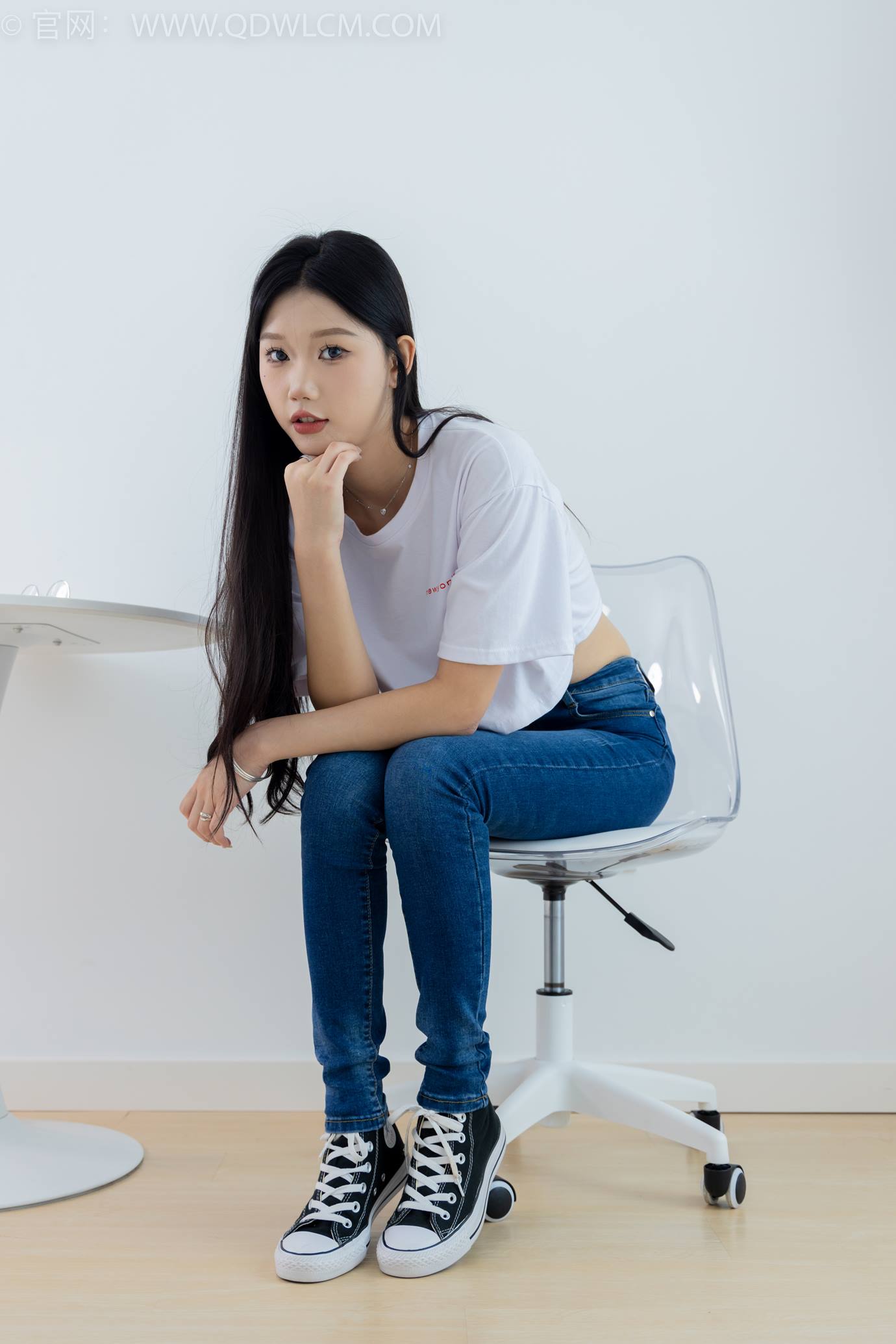 勿恋传媒 NO.2293 小竹-匡威帆布鞋、粉色船袜、肚子疼揉肚子剧情[160P/1V/5.57GB]插图2