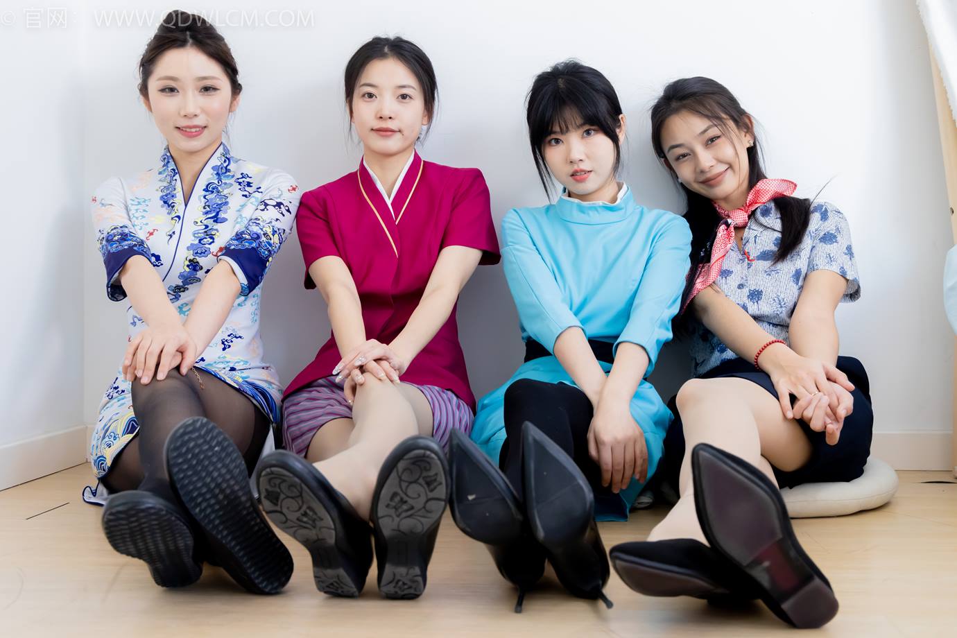 勿恋传媒 NO.2300 岚岚&茯苓&米米&泡泡-高跟鞋、平底鞋、薄肉丝、厚黑[180P/1V/6.36GB]插图1