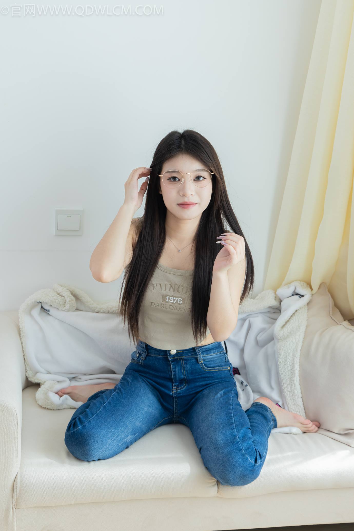 勿恋传媒 NO.2303 闪闪-帆布鞋、短黑丝（脚尖加固款）、自然穿着白棉袜、裸足[168P/1V/6.74GB]插图1