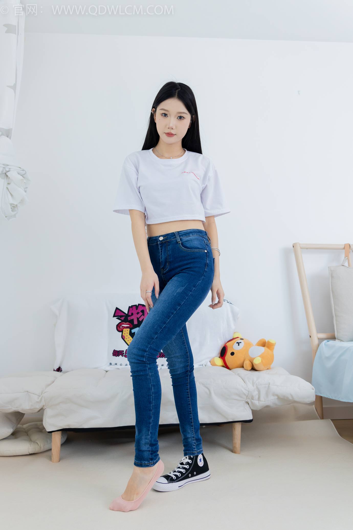 勿恋传媒 NO.2293 小竹-匡威帆布鞋、粉色船袜、肚子疼揉肚子剧情[160P/1V/5.57GB]插图3