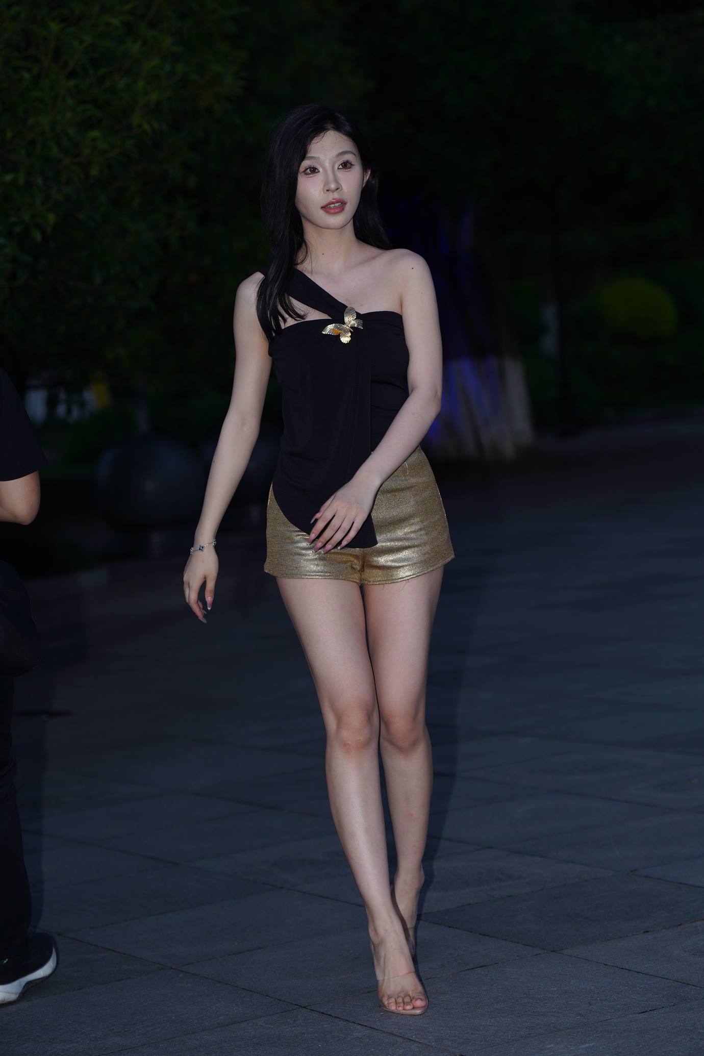 精选街拍作品 NO.5273 金色短裤美腿[79P/274MB]插图1