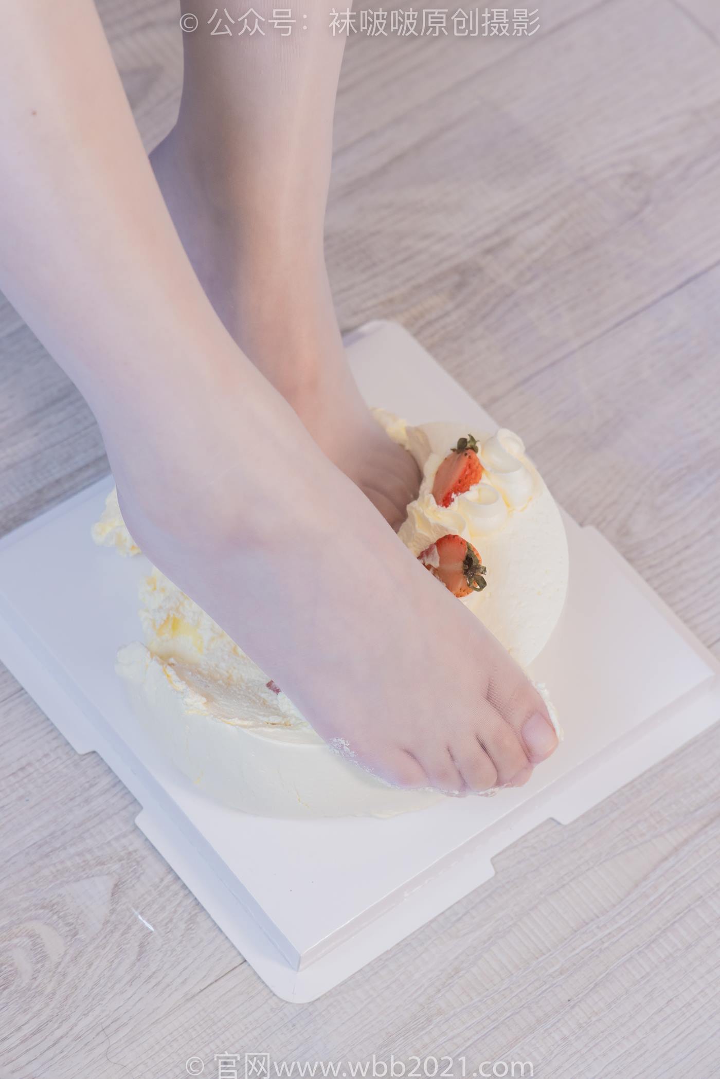 [BoBoSocks袜啵啵]NO.512 甜甜圈-高跟鞋、油亮薄白丝、袜踩奶油蛋糕剧情[143P/1V/6.31GB]插图4