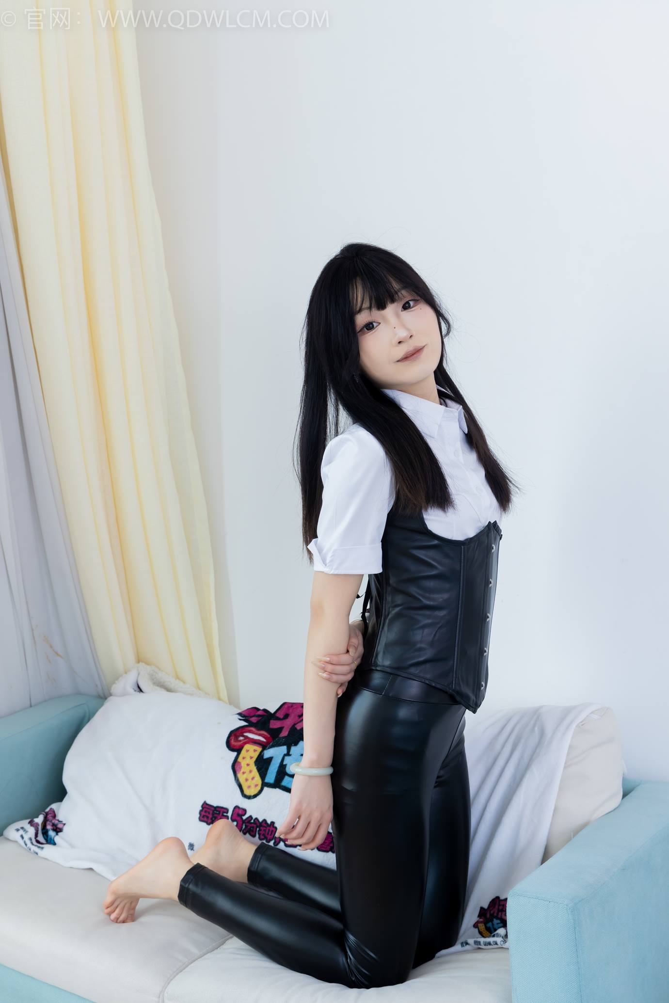 勿恋传媒 NO.2289 嘟嘟-长靴、高跟凉鞋、白棉袜、裸足[200P/1V/4.45GB]插图1