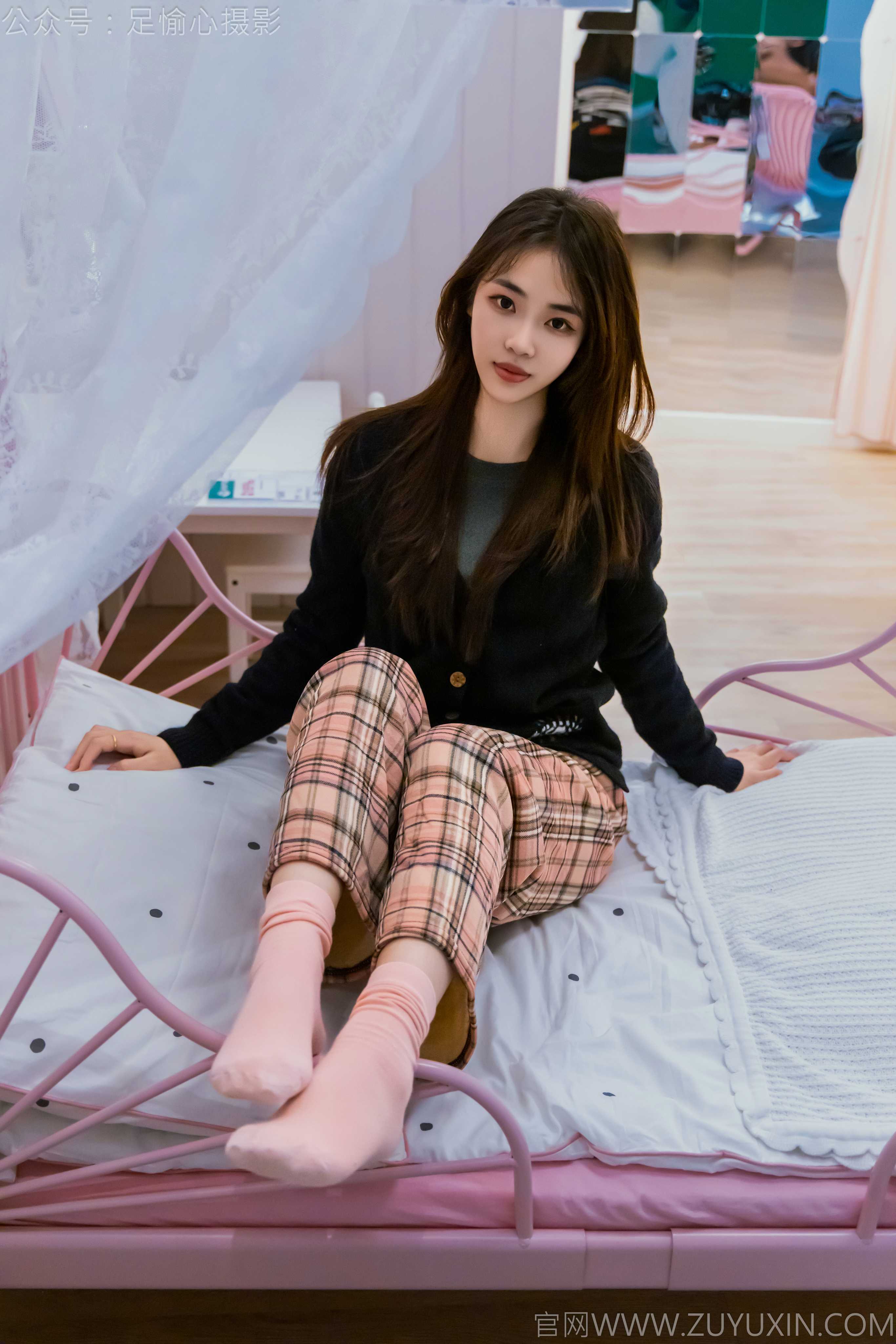 足愉心摄影第32期：模特软软（搭配：黑色外套、黄色格子长裤、毛绒拖鞋、粉色棉袜、裸足）[120P/2V/11.4G]插图6