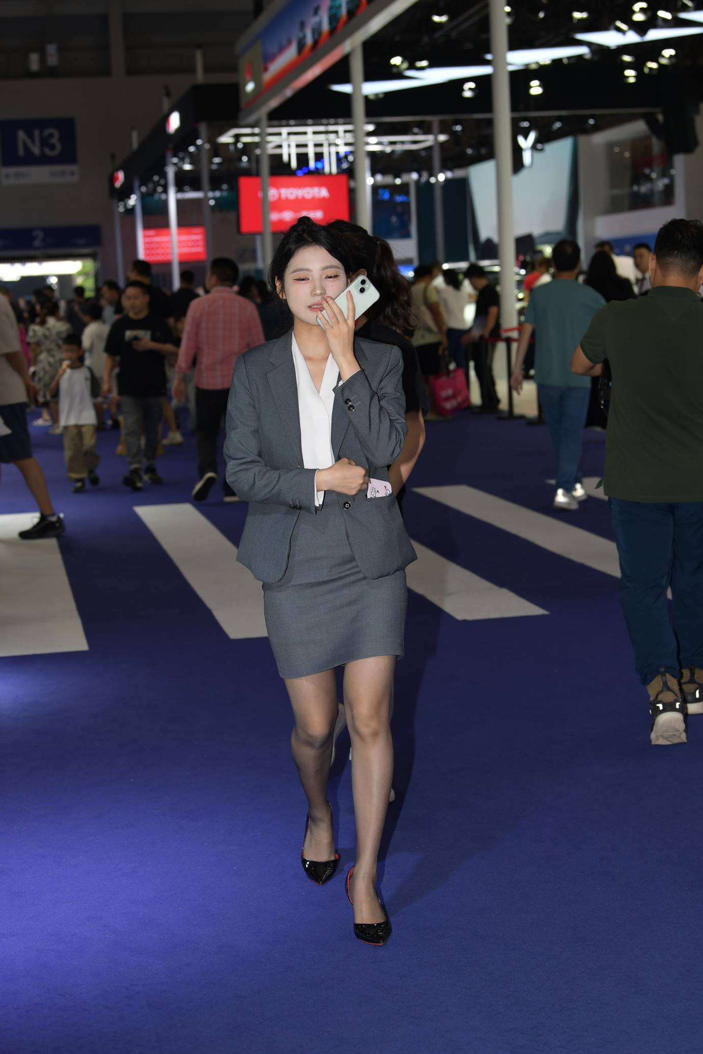 精选街拍作品 NO.5312 销售小解解[88P/218MB]插图3