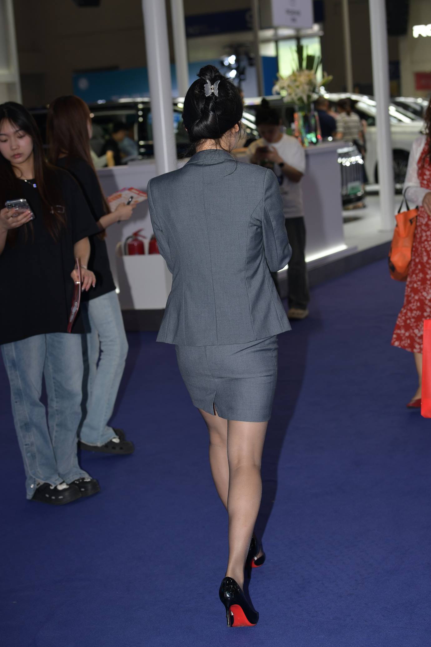 精选街拍作品 NO.5312 销售小解解[88P/218MB]插图