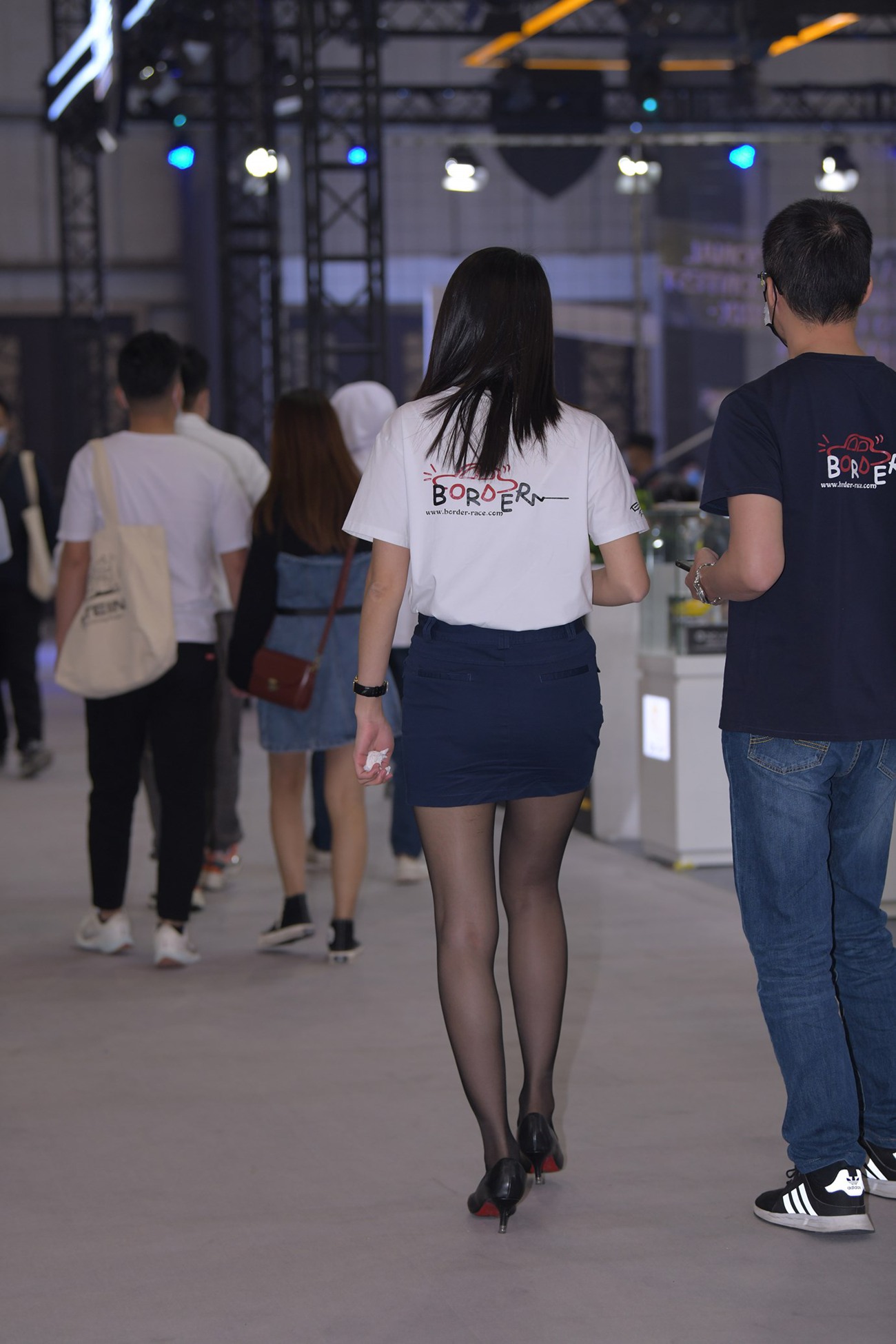 精选街拍作品 NO.5371 礼仪小解解[64P/110MB]插图