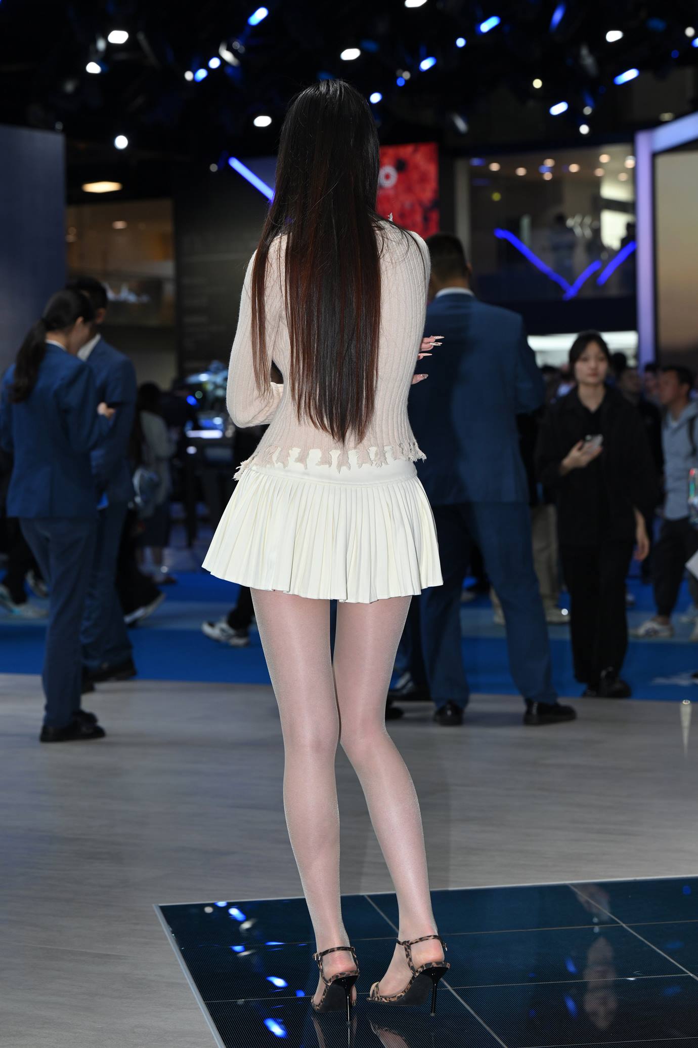 精选街拍作品 NO.5320 高挑短裙丝袜妹[222P/573MB]插图1