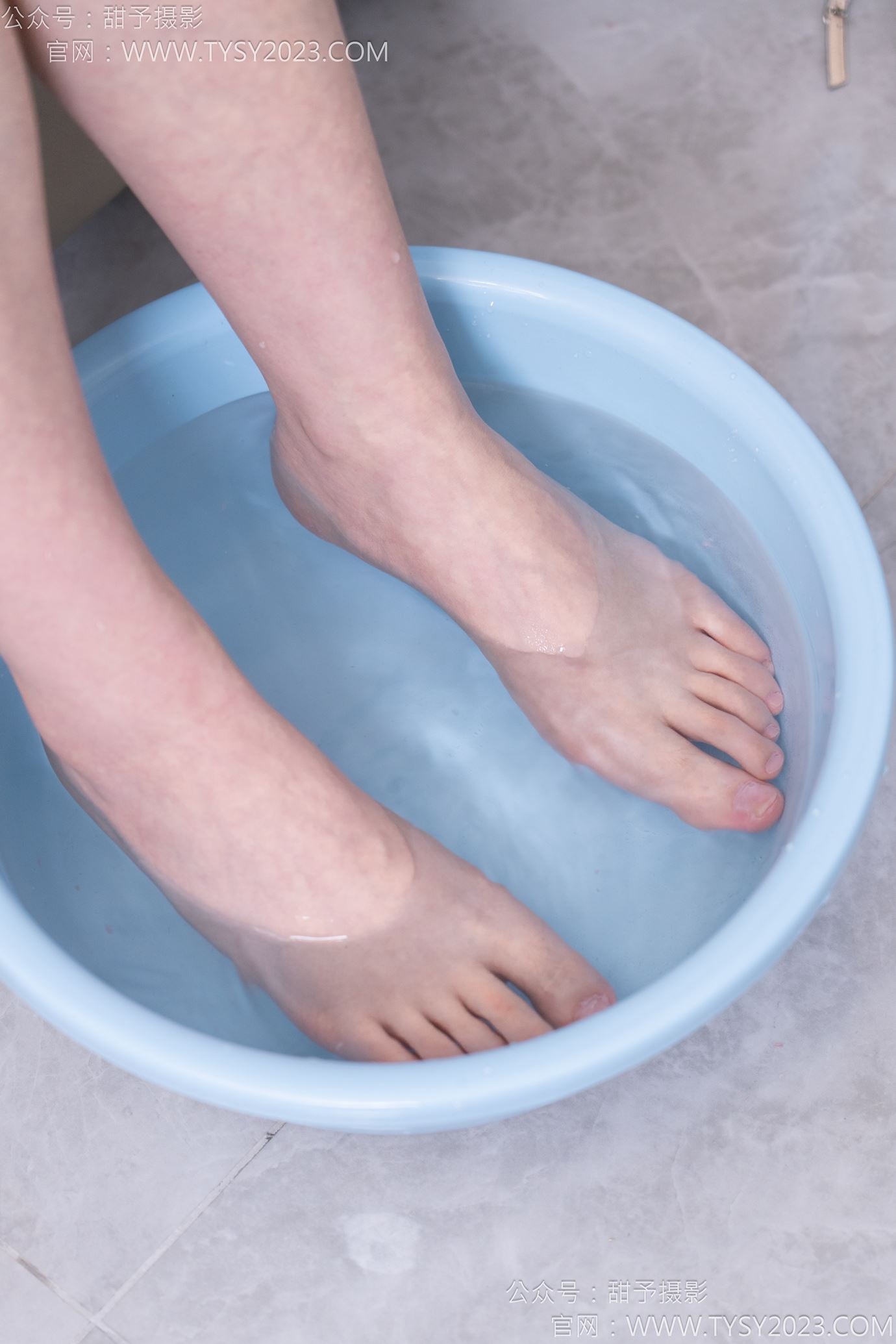 甜予摄影 NO.143 璇璇-高跟鞋、裸足、泡脚涂抹婴儿油以及踩蛋糕剧情[168P/2V/10.9GB]插图3