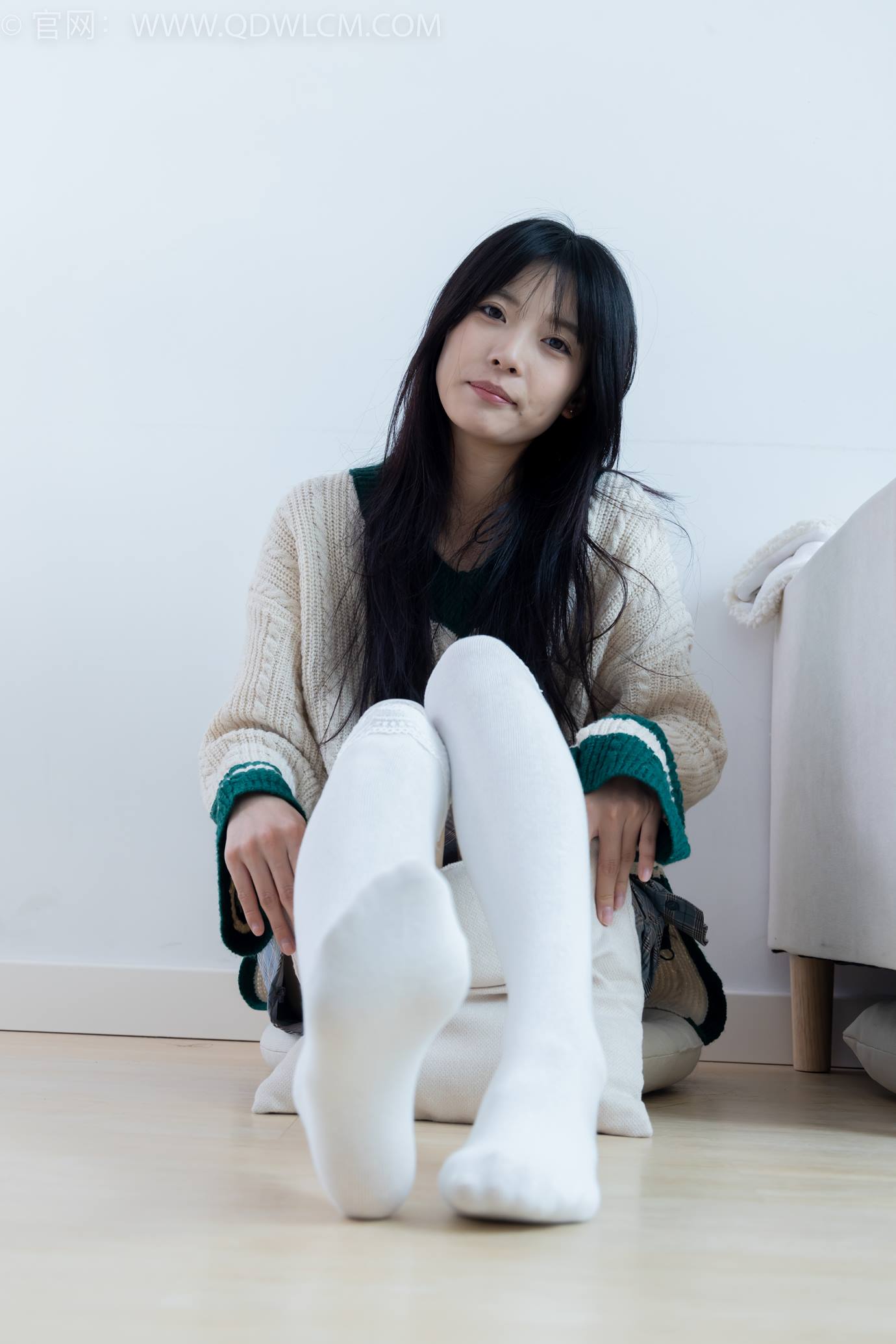 勿恋传媒 NO.2312 茯苓-长靴、过膝白棉袜、厚肉丝[160P/1V/3.87GB]插图3