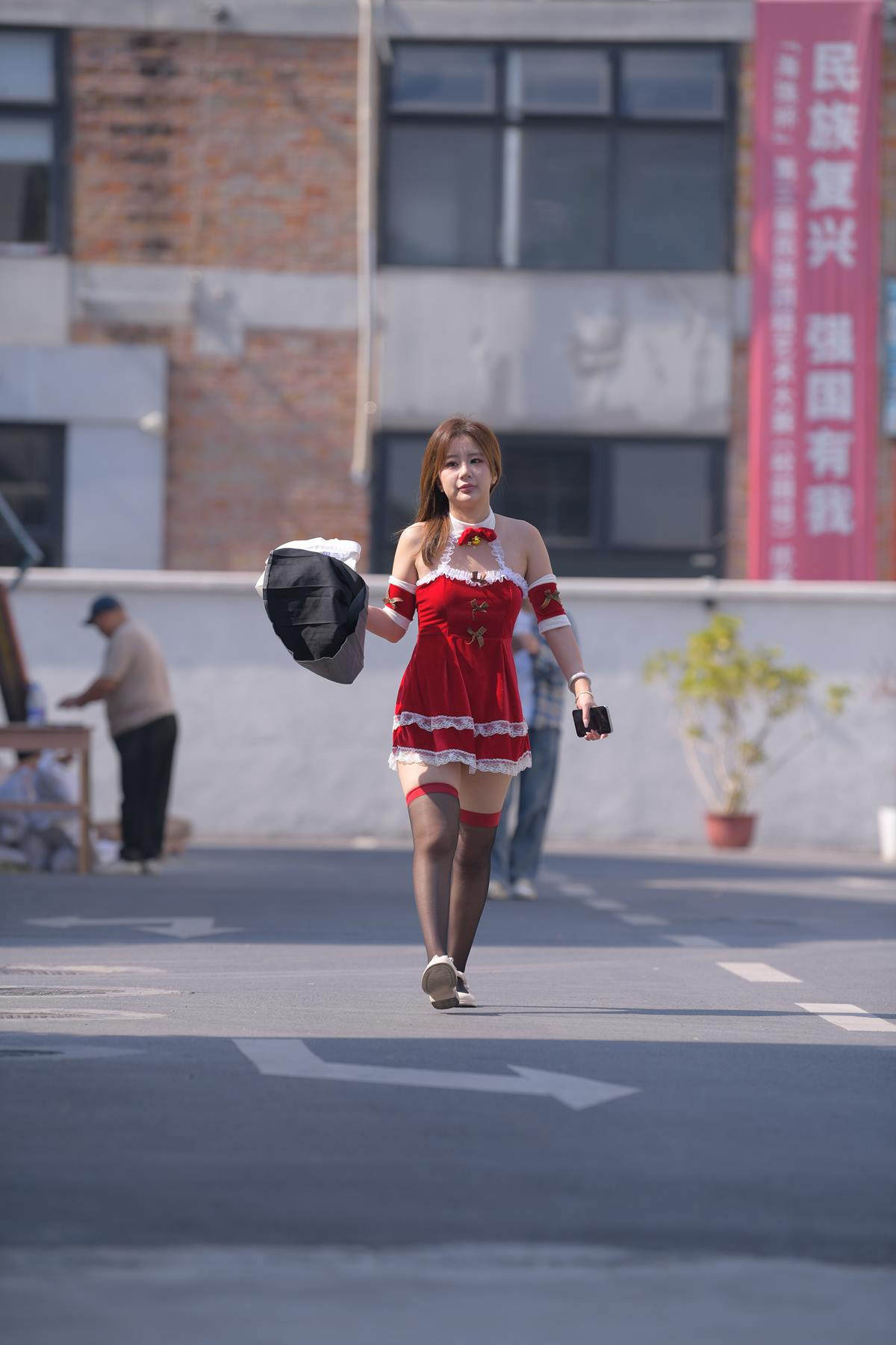 精选街拍作品 NO.5531 一始街拍作品 – 圣诞美眉-puls[730P/1.42GB]插图3