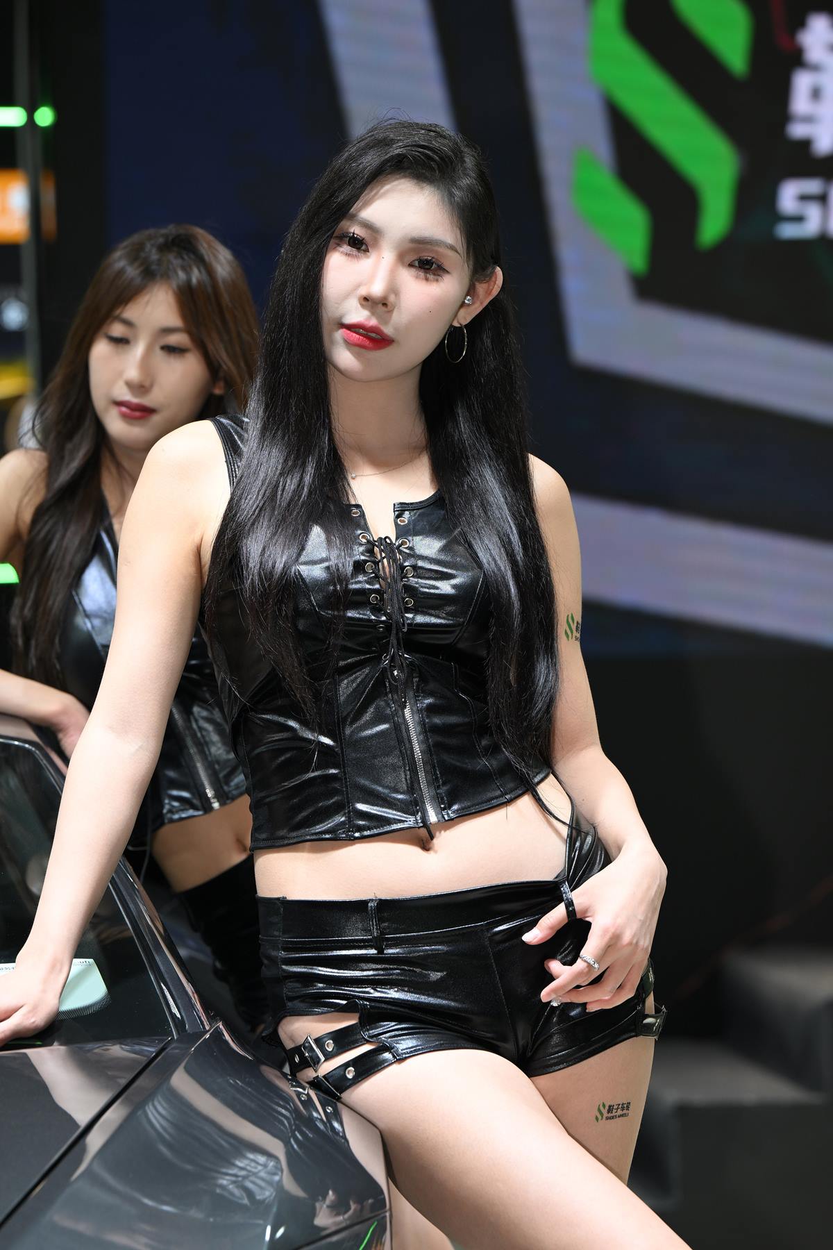 精选街拍作品 NO.5528 黑色皮短裤[42P/112MB]插图