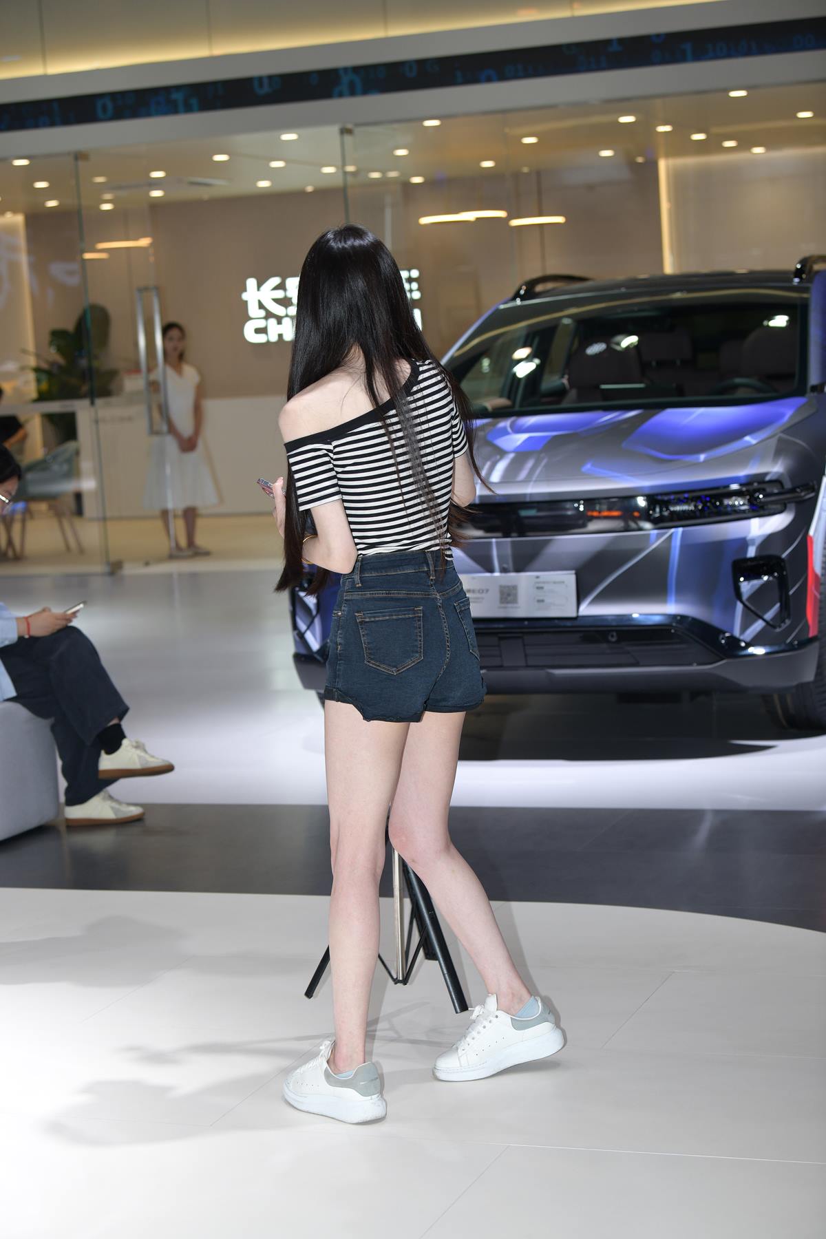 精选街拍作品 NO.5585 牛仔短裤直播小解解[45P/107MB]插图