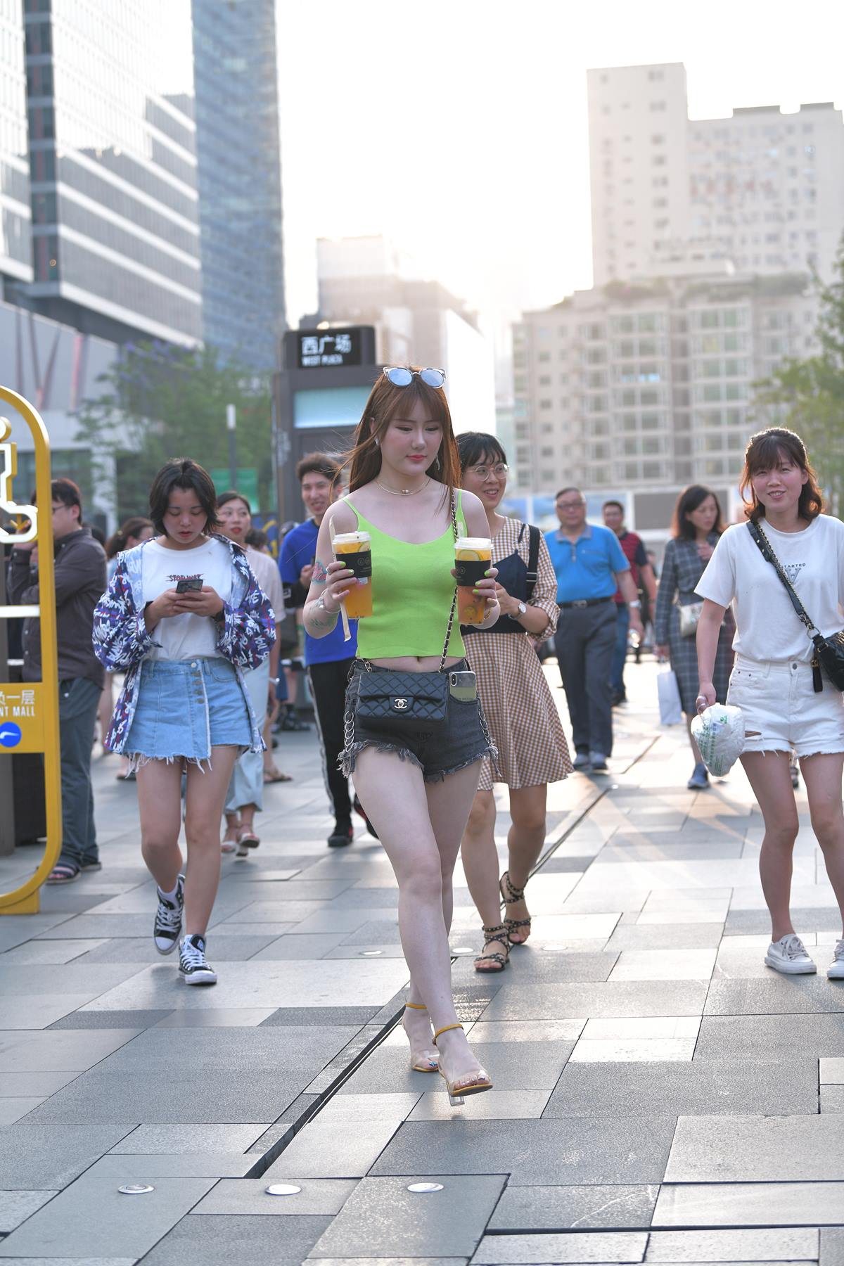 精选街拍作品 NO.5571 高挑牛仔短裤[68P/210MB]插图1