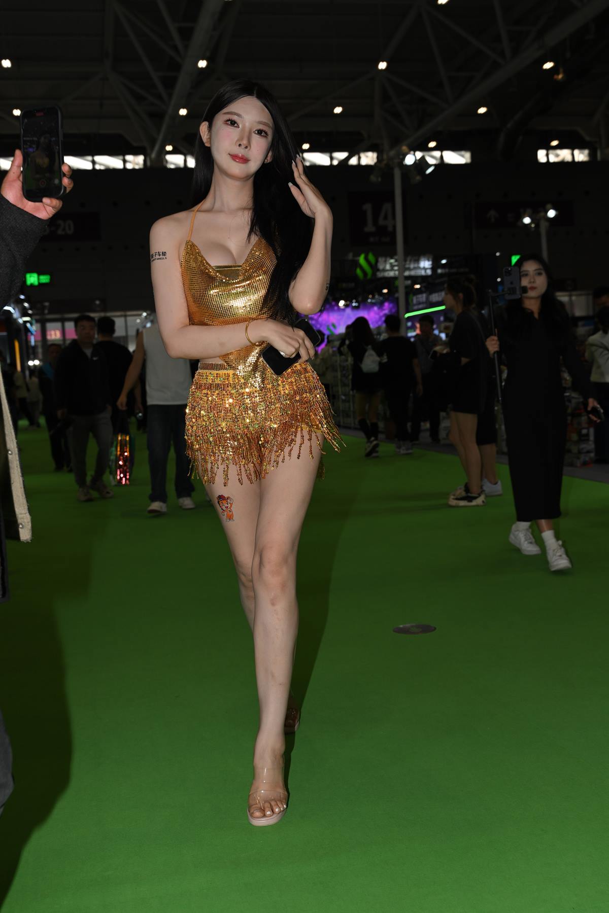 精选街拍作品 NO.5588 金色碎花[106P/240MB]插图