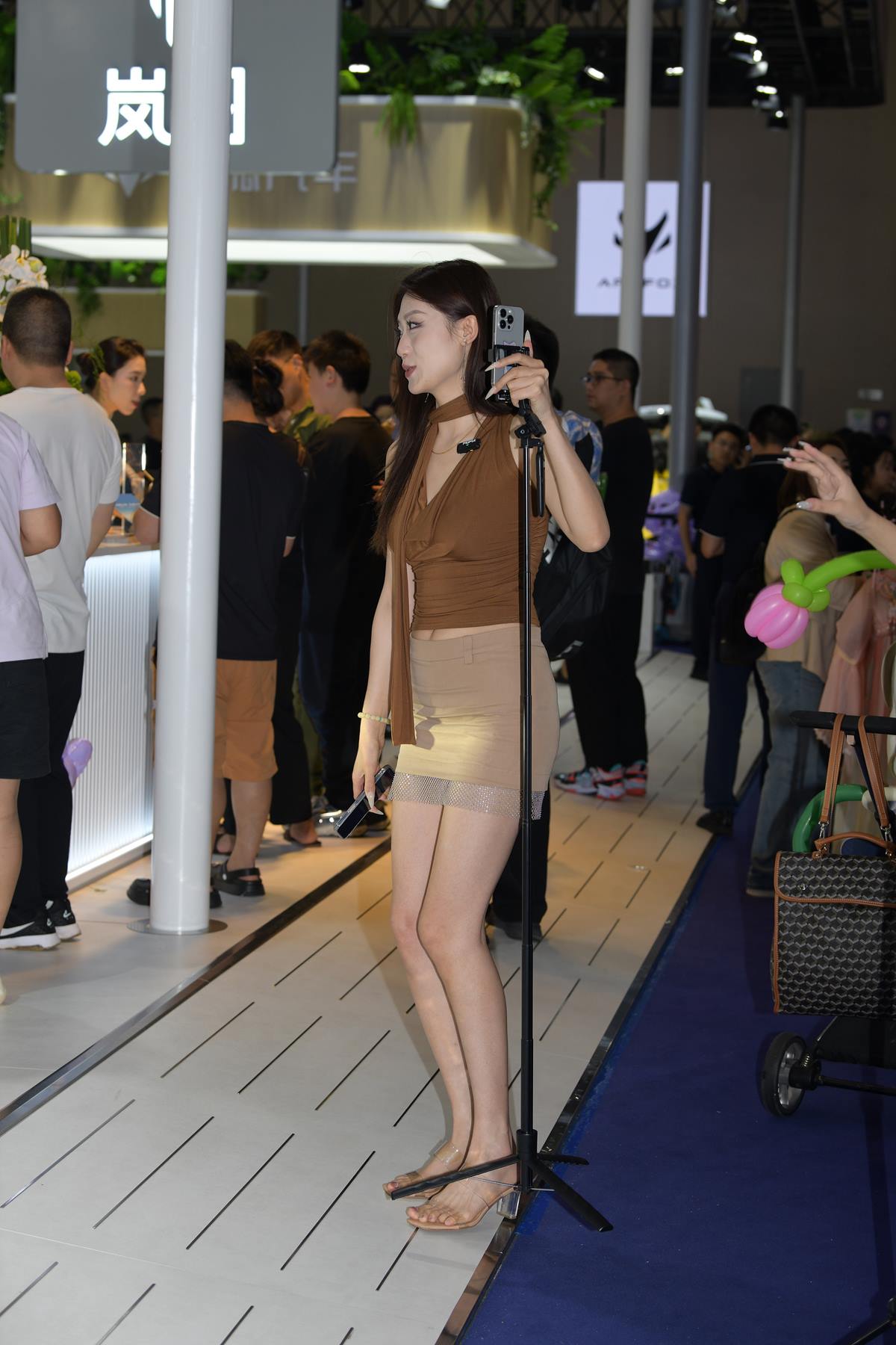 精选街拍作品 NO.5600 知性长发主播[77P/164MB]插图1